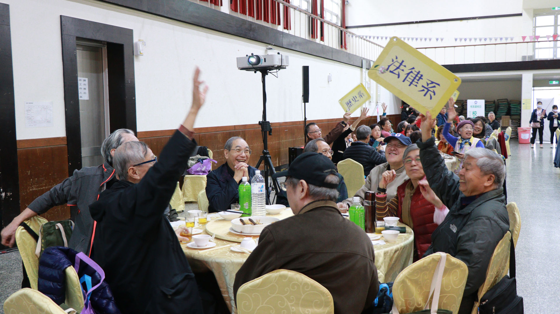  畢業50年校友返校日法學律系系友相見歡。（照片來源：秘書處）