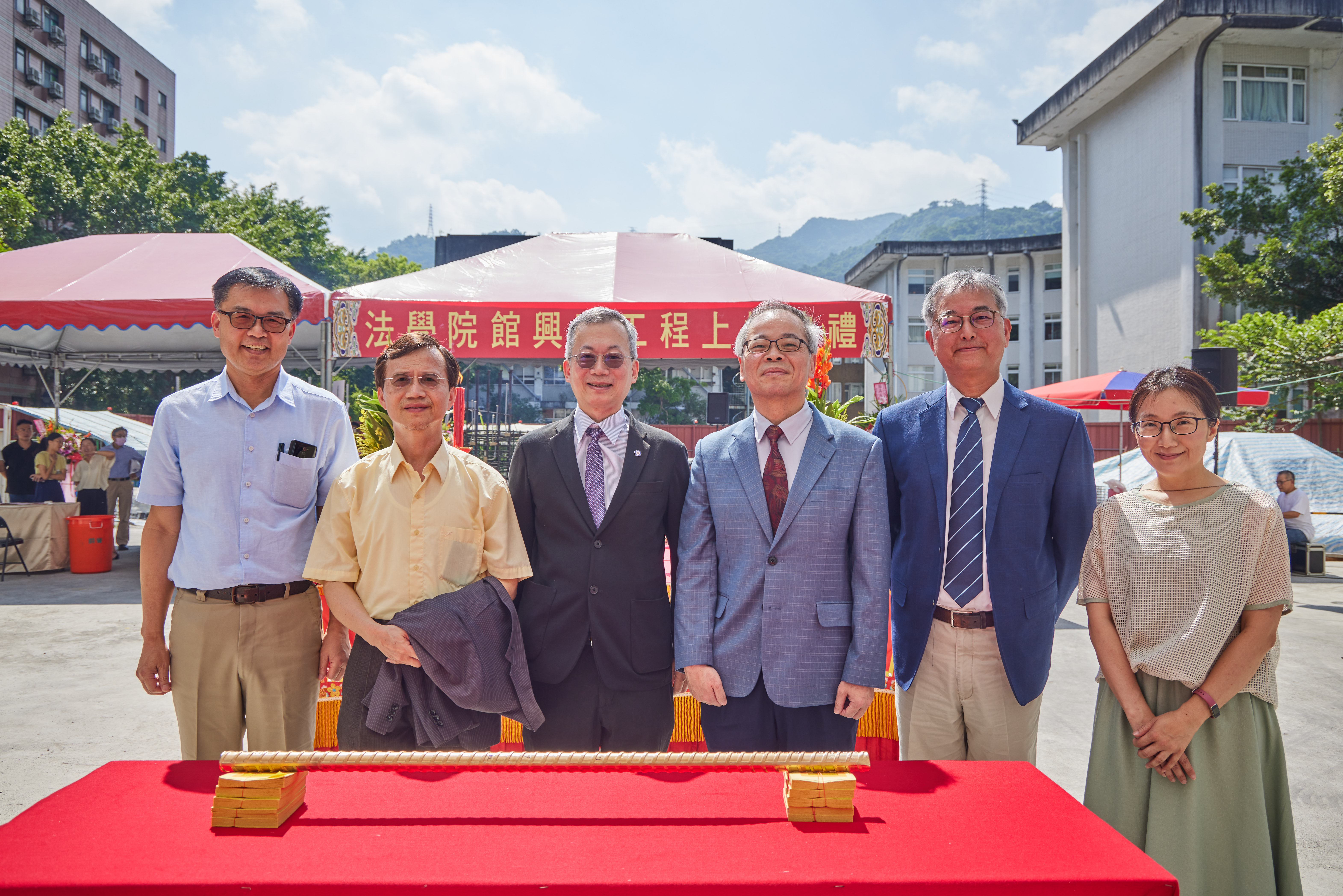 校長李蔡彥（左三）、副校長詹志禹（左二）、法學院院長許政賢（右三）、前副校長王文杰（右二）、副總務長吳秦雯（右一）、法學院校友史芳銘會計師（左一）於簽名鋼筋前合影。（照片提供：秘書處二組）