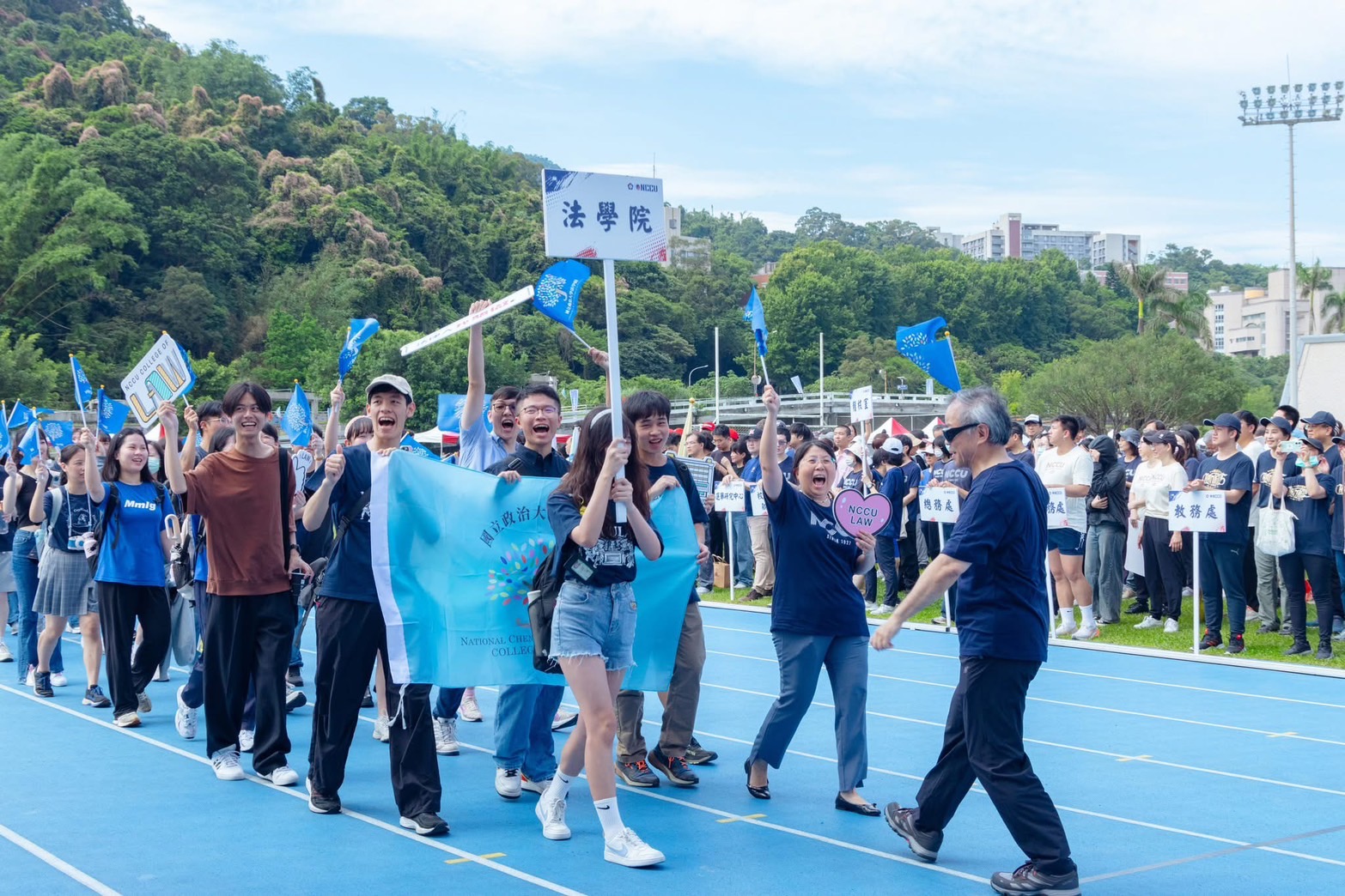 許政賢院長與戴瑀如副院長不畏艷陽，熱情偕同法學院同學們參與政大98週年校慶運動會。