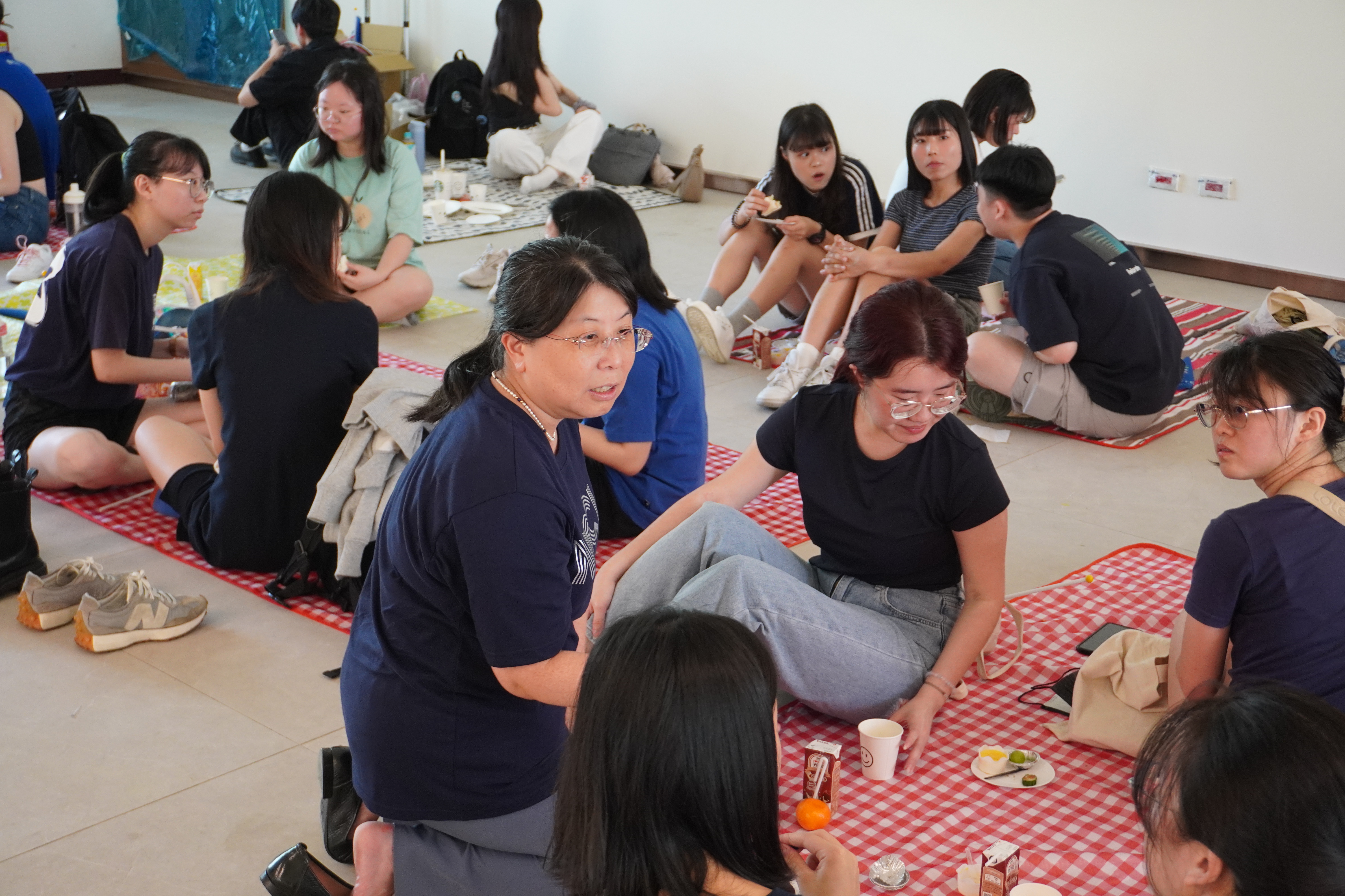 「幽默」、「溫柔」、「溫暖」、「可愛」，這是在場同學們對瑀如老師不約而同的真摯形容。