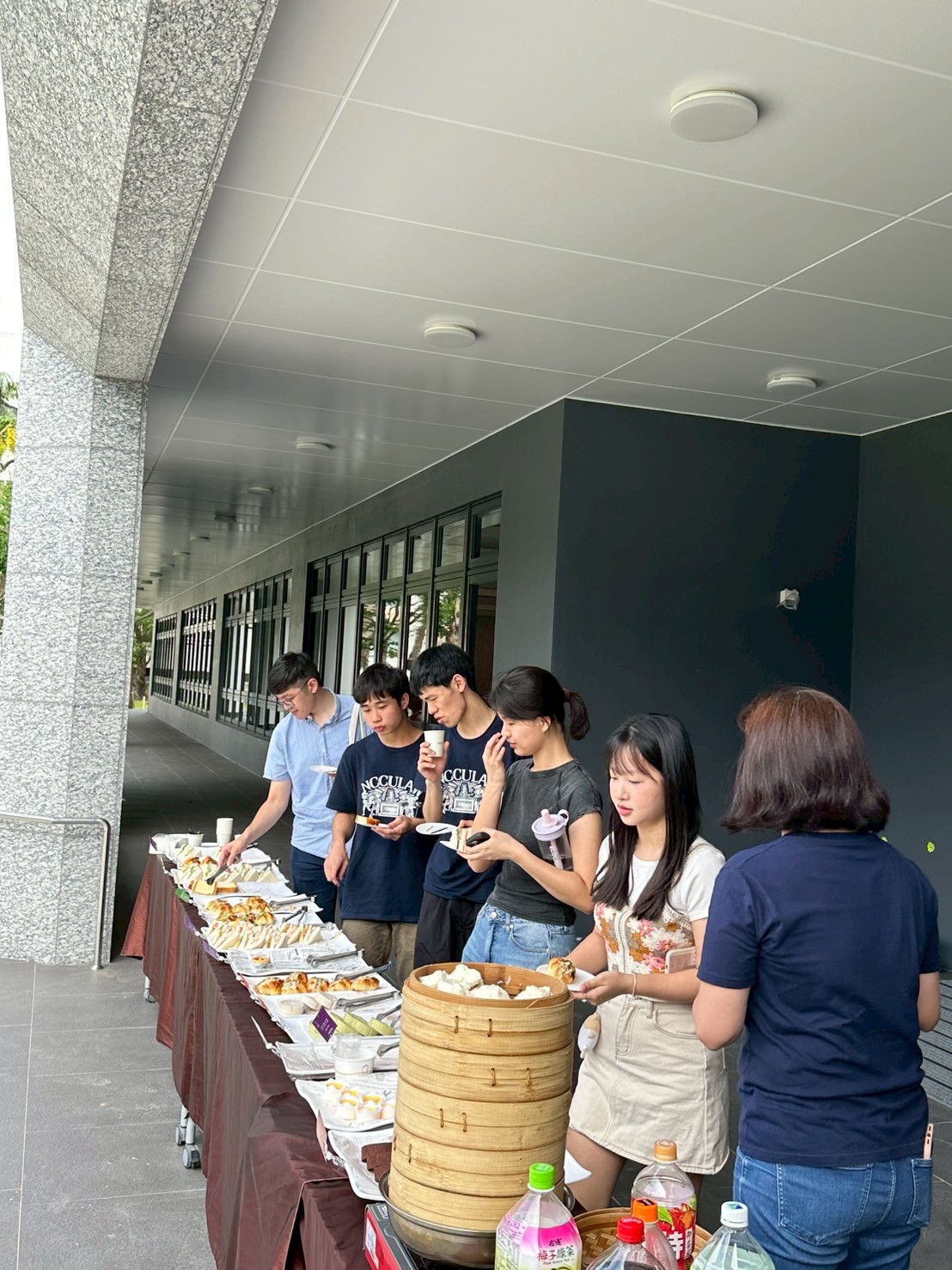 民法中心同學協助準備豐盛的早餐。 