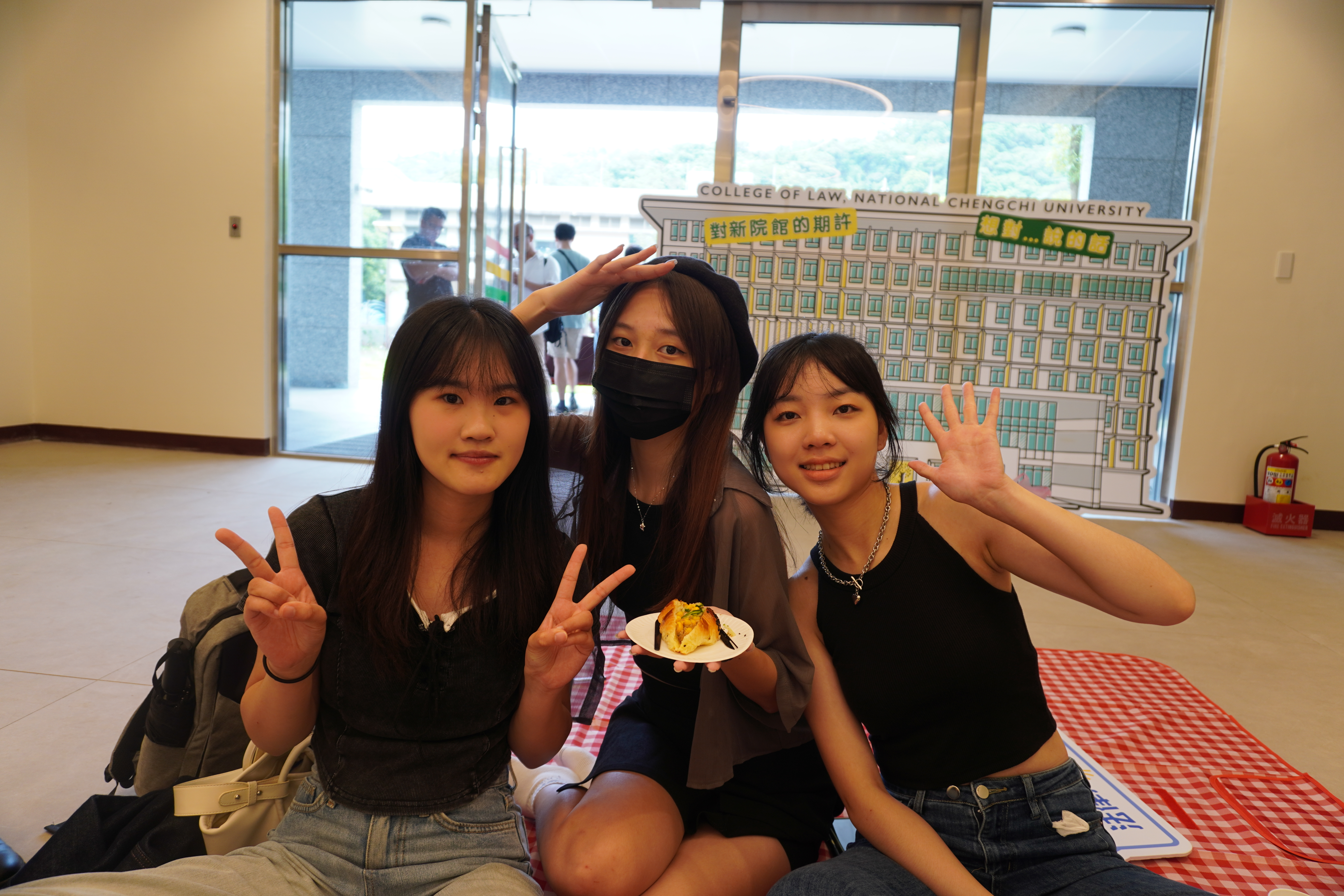 陳品維同學（右）分享道：「這次早餐會環境舒適、光線充足、食物豐盛，謝謝老師的用心。」蘇芯瑜同學（中）也笑著補充：「瑀如老師是一位非常懂學生的老師。」