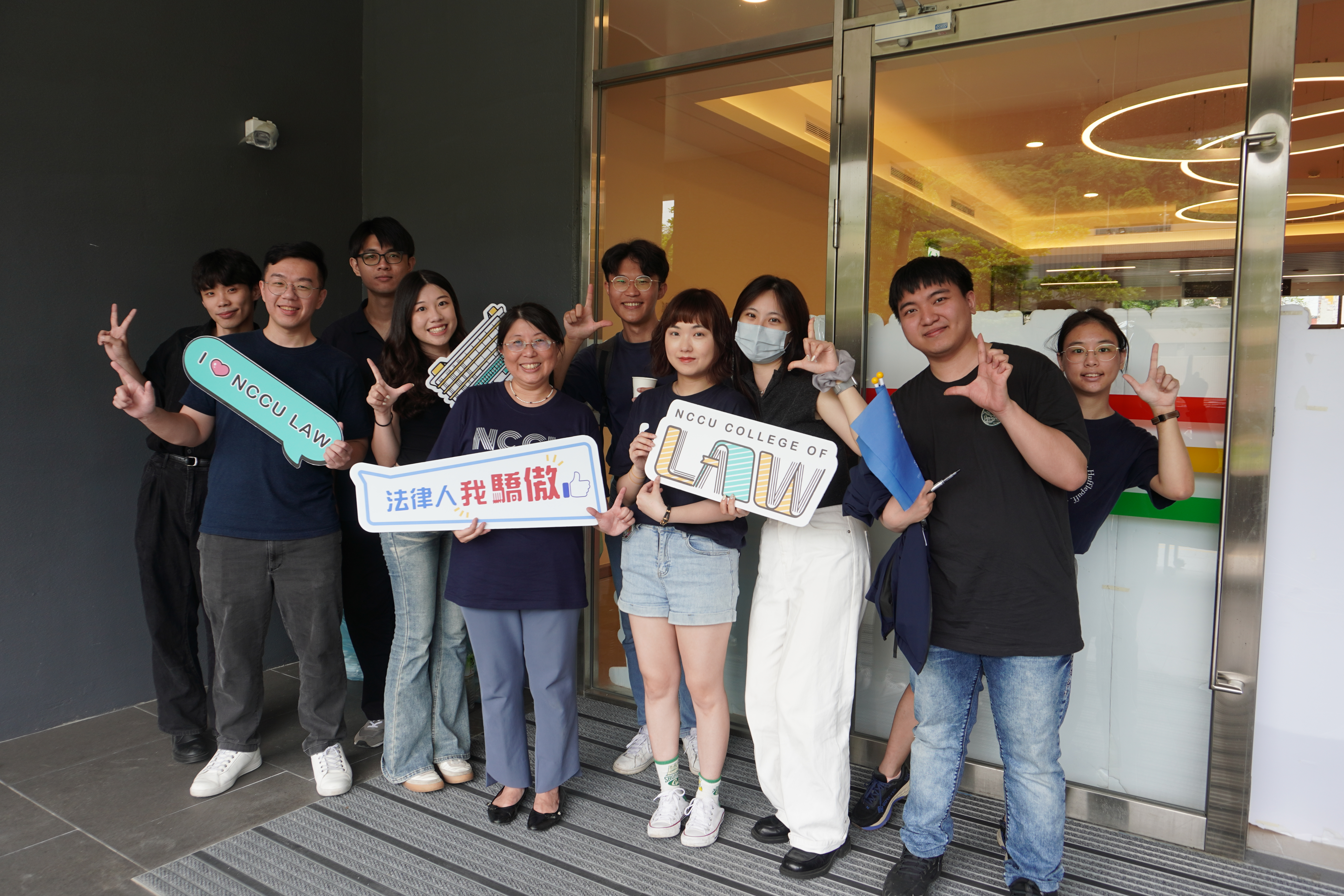 感謝民事法學中心同學們的辛勞與協助，從活動前的場地佈置、餐點擺盤，到活動後的環境清理，因為有大家的共同努力，早餐會才得以圓滿地畫下句點。