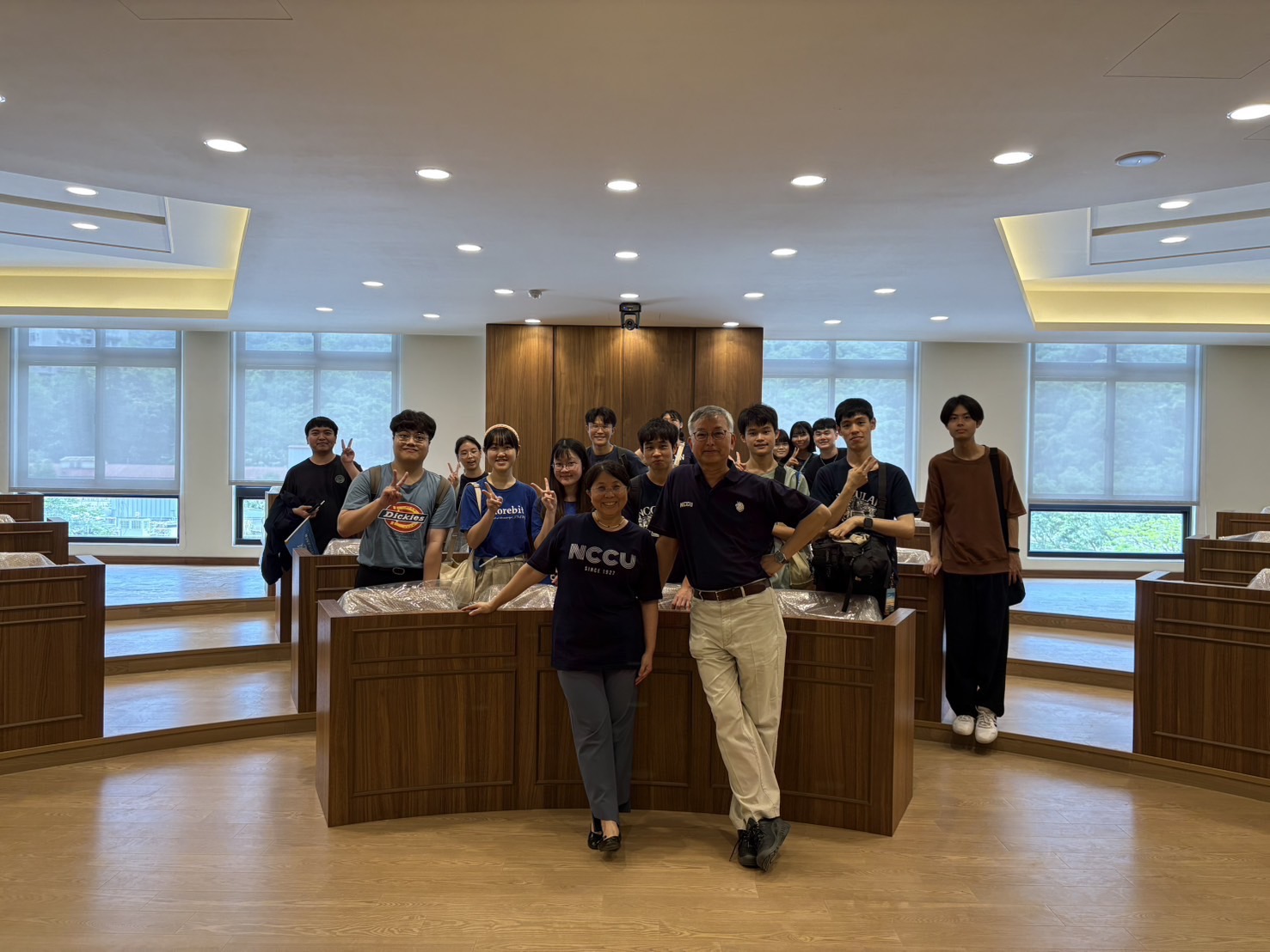 早餐會結束後，王文杰老師引領學生們參訪即將落成啟用的法學院，言語間展現對於新院館的用心與自豪。