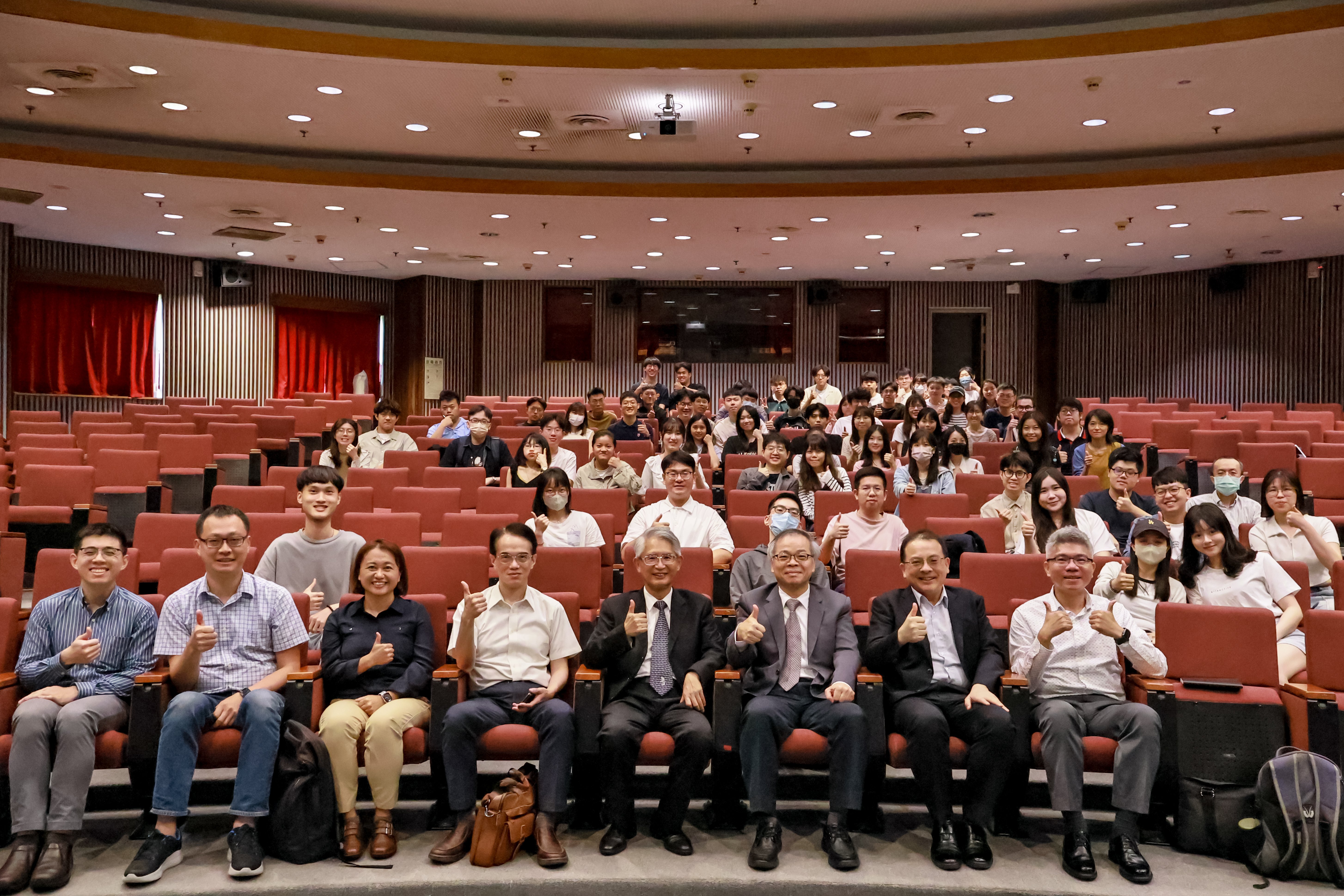 演講結束後謝銘洋代理院長與師長還有參與同學們合影留念