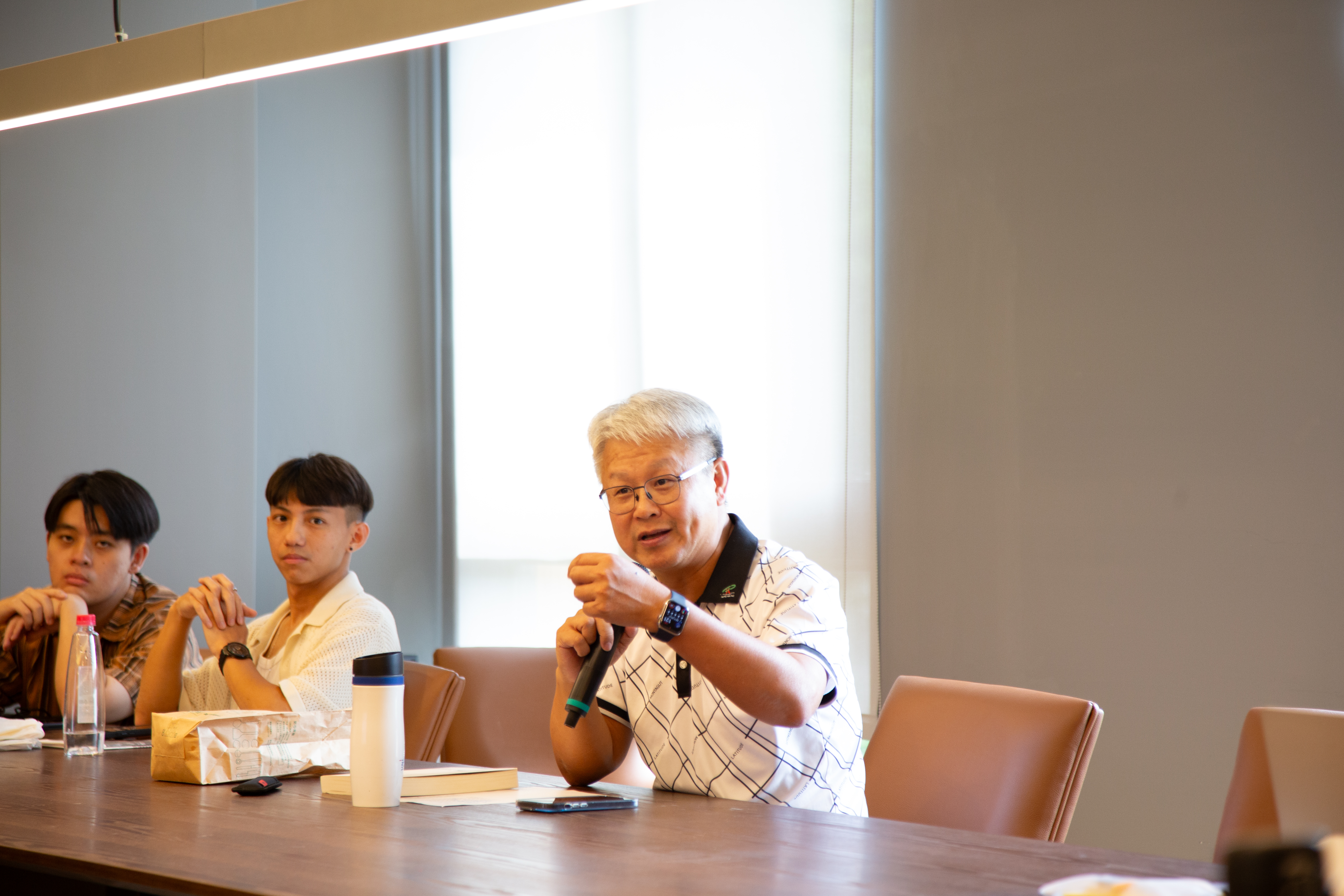 葉啓洲所長與新生與談。