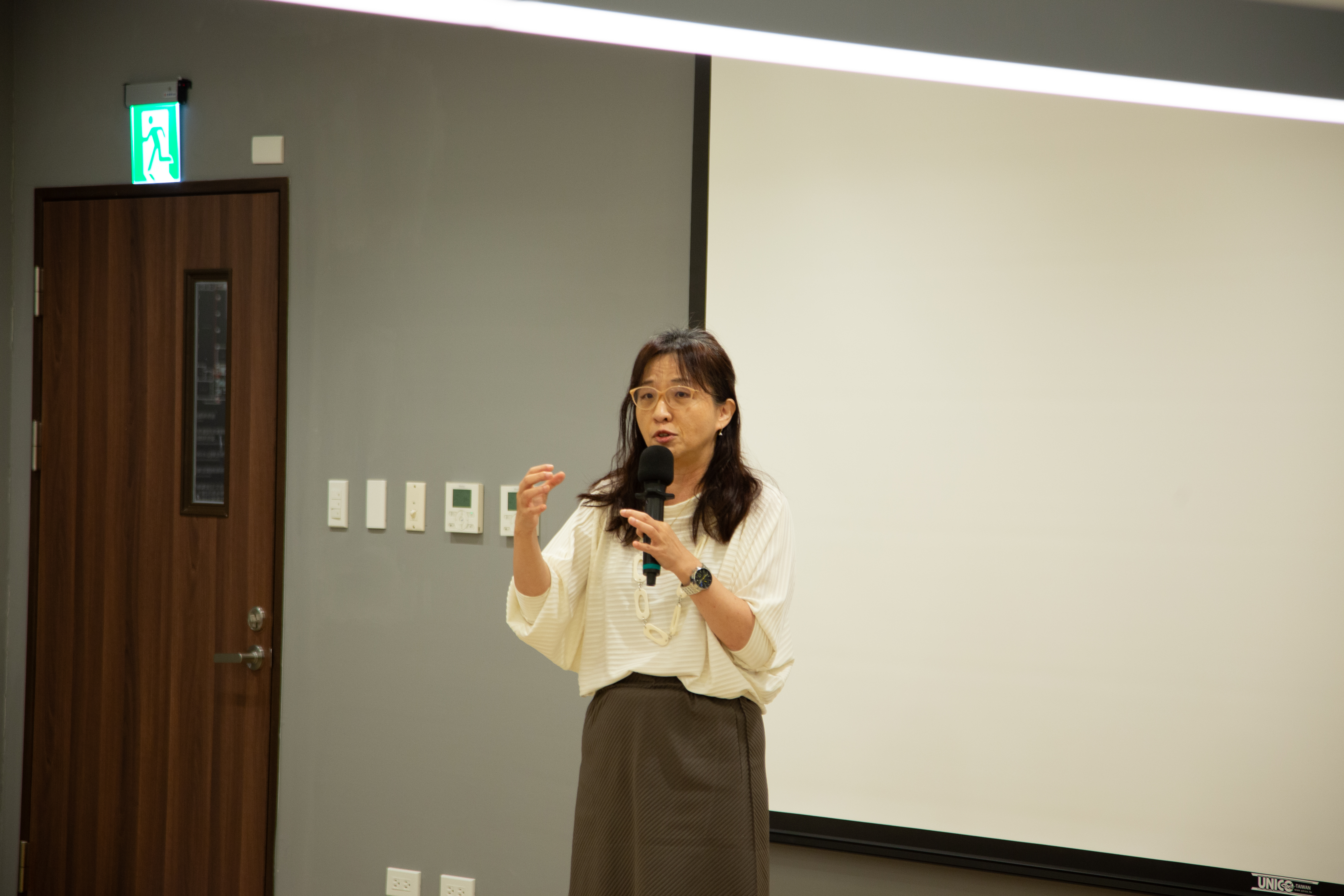 王曉丹老師介紹法科所跨領域整合師資。 王曉丹老師介紹法科所跨領域整合師資。