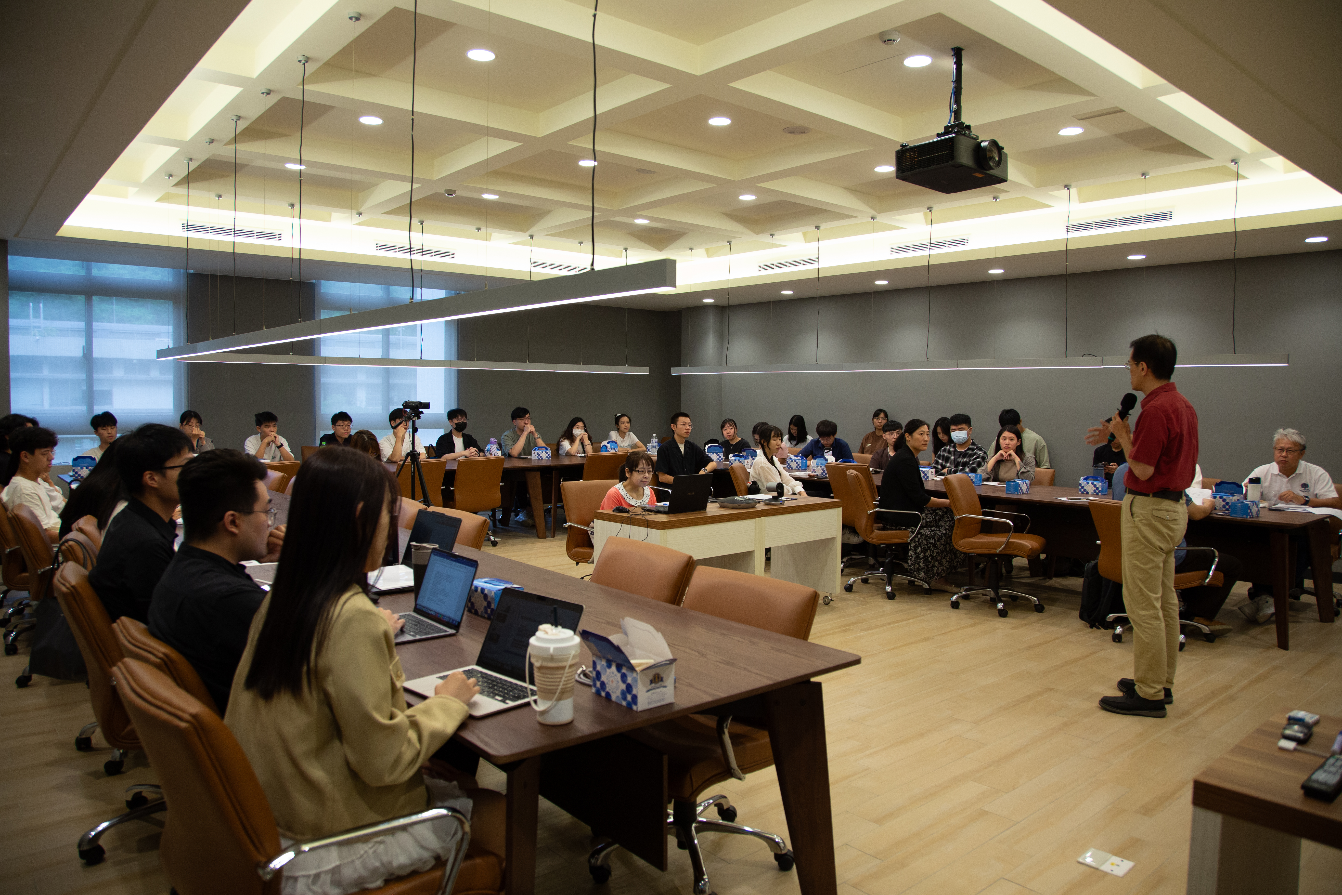 本次說明會現場及線上共六十多位同學參與,氣氛熱烈。 本次說明會現場及線上共六十多位同學參與,氣氛熱烈。