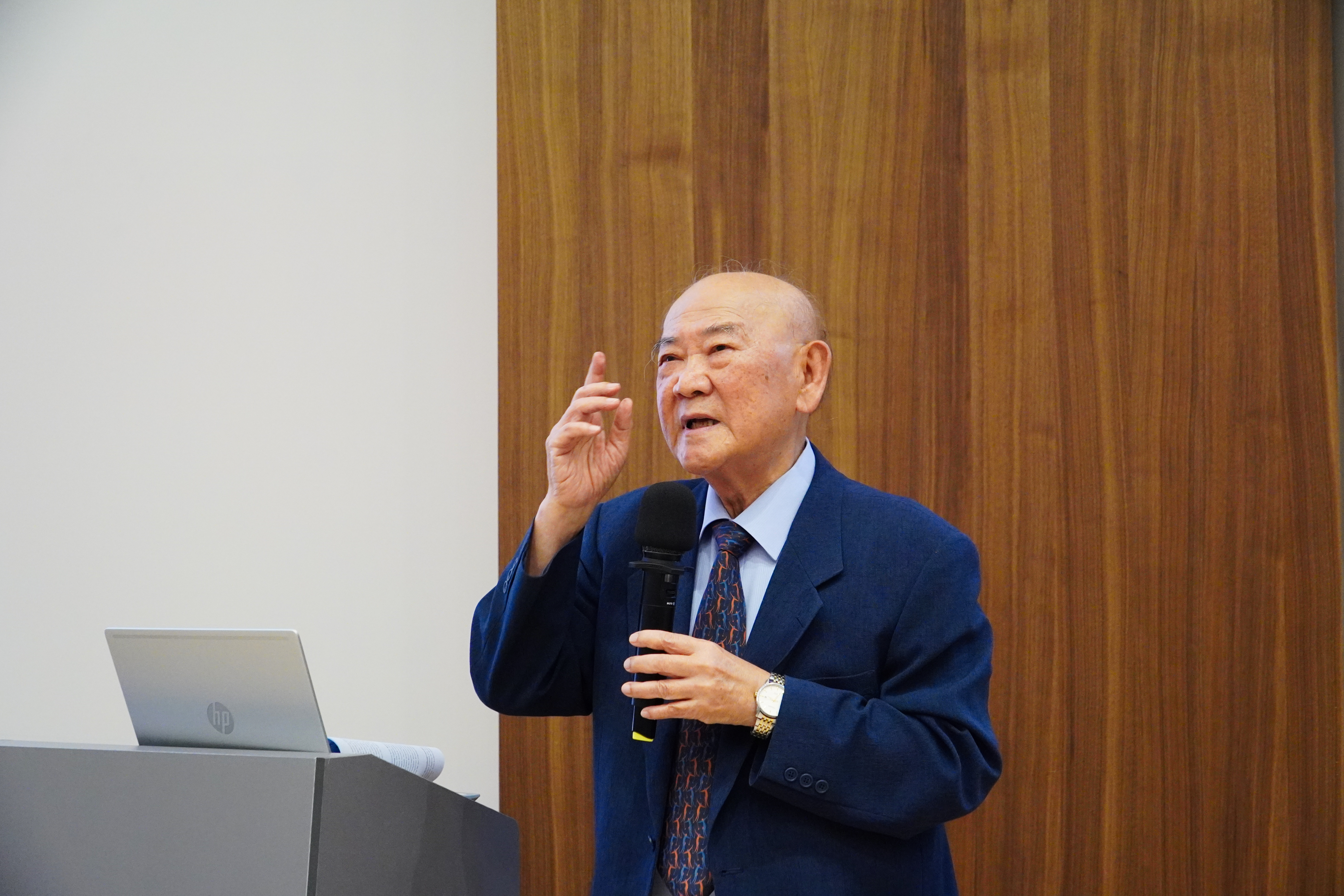 主持人中研院院士王澤鑑教授。