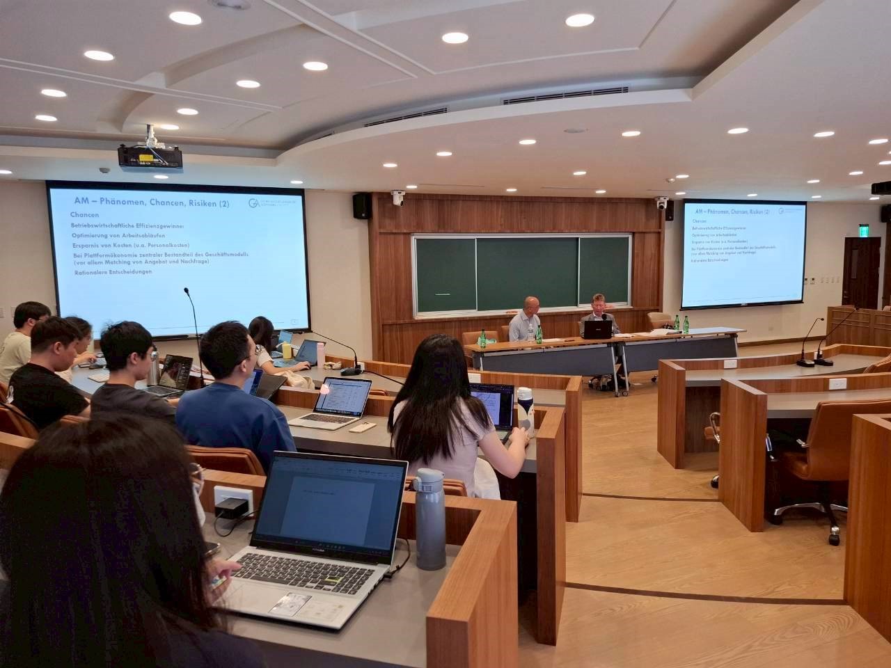 各位參與者專注聆聽Krause教授分享外國法的最新趨勢 各位參與者專注聆聽Krause教授分享外國法的最新趨勢