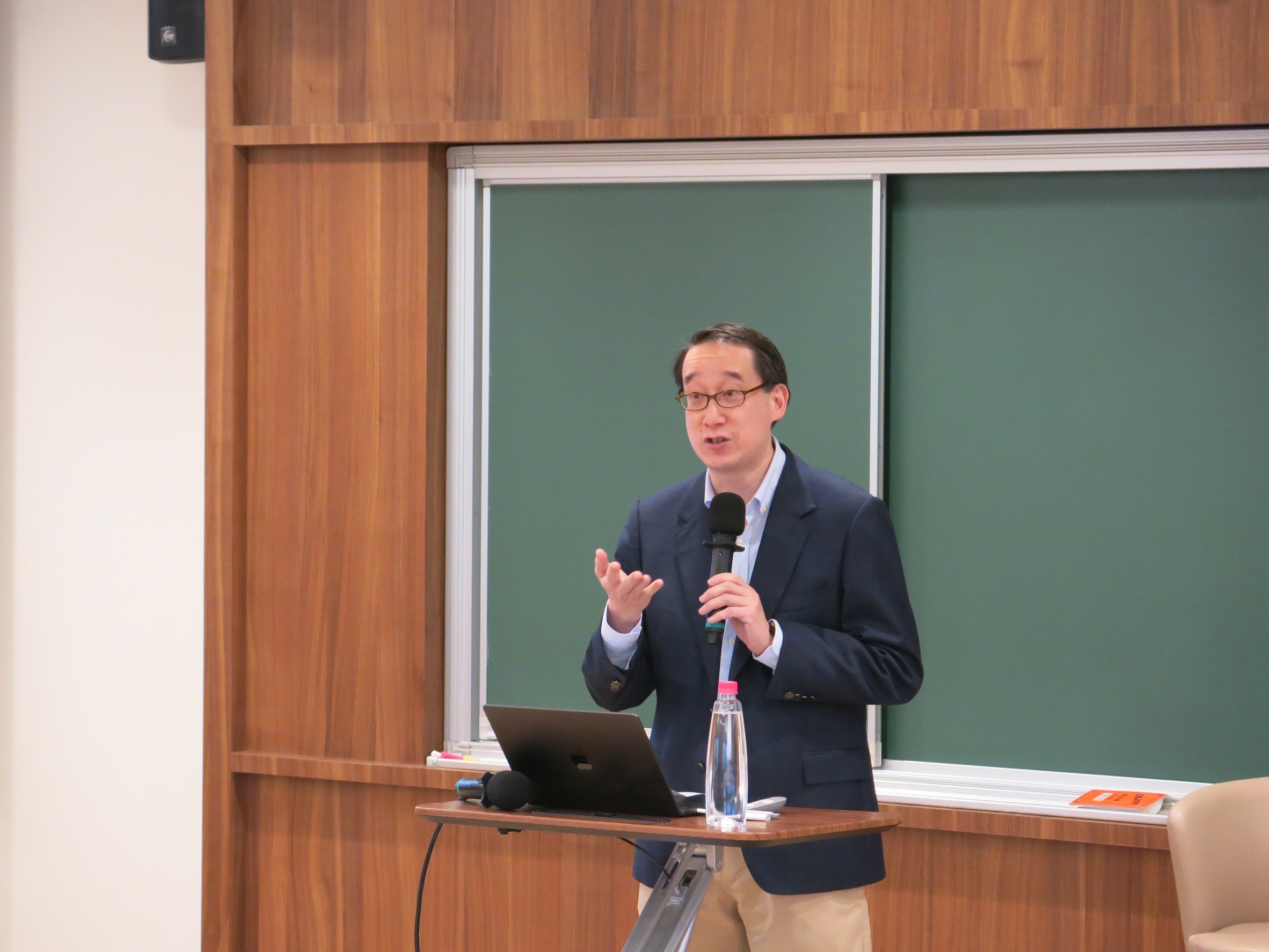 圖1_劉定基老師開場介紹Ashley教授並歡迎參加研討會的貴賓 圖1_劉定基老師開場介紹Ashley教授並歡迎參加研討會的貴賓