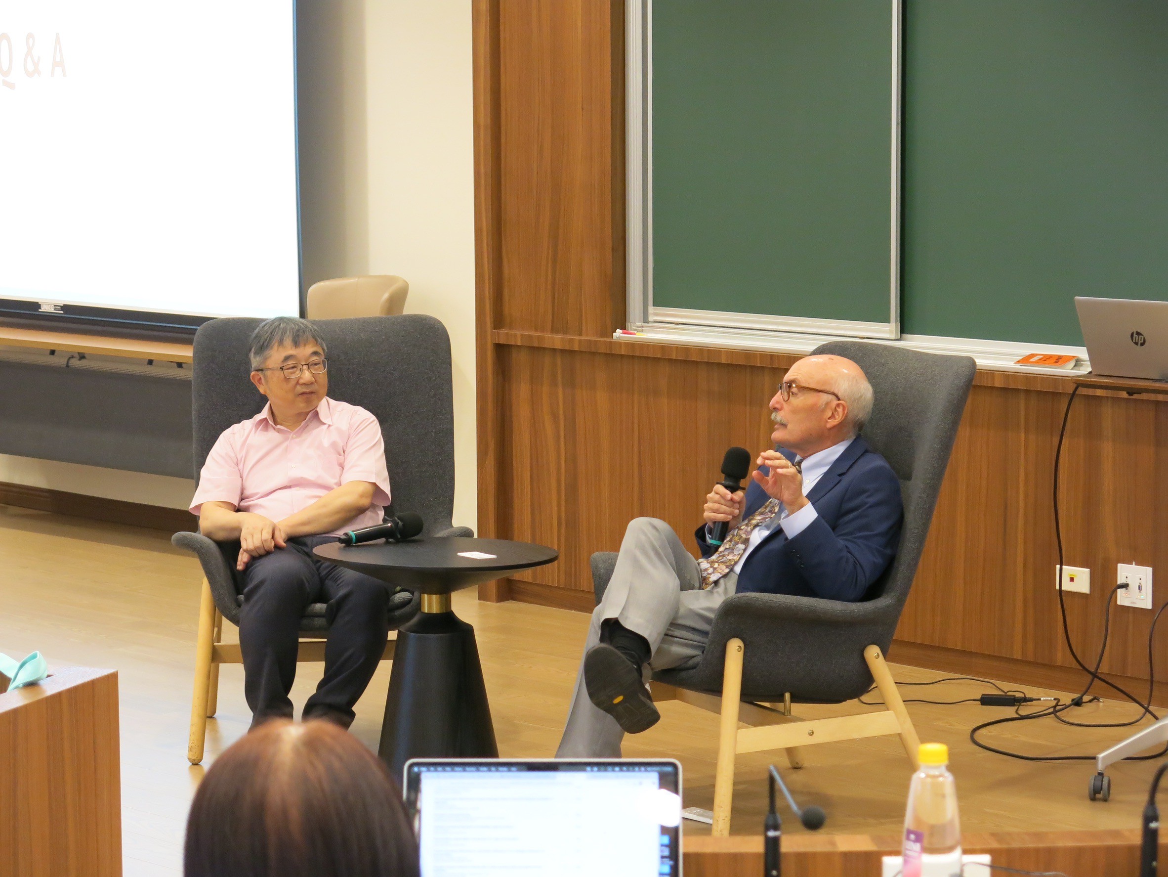 圖4_劉昭麟老師主持研討會綜合討論環節 圖4_劉昭麟老師主持研討會綜合討論環節