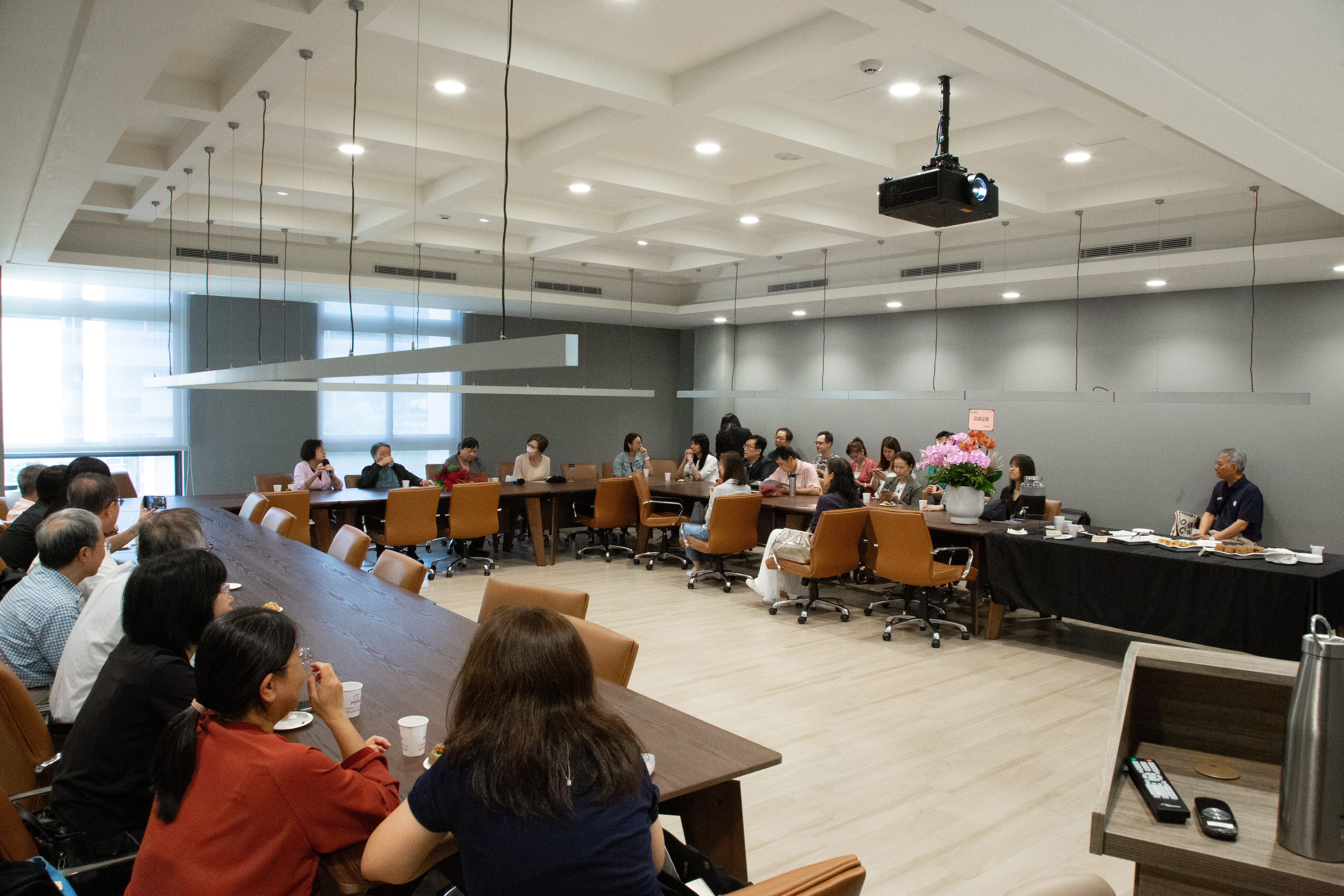 多位本院教師及院友共襄盛舉本次祝壽茶會。 多位本院教師及院友共襄盛舉本次祝壽茶會。