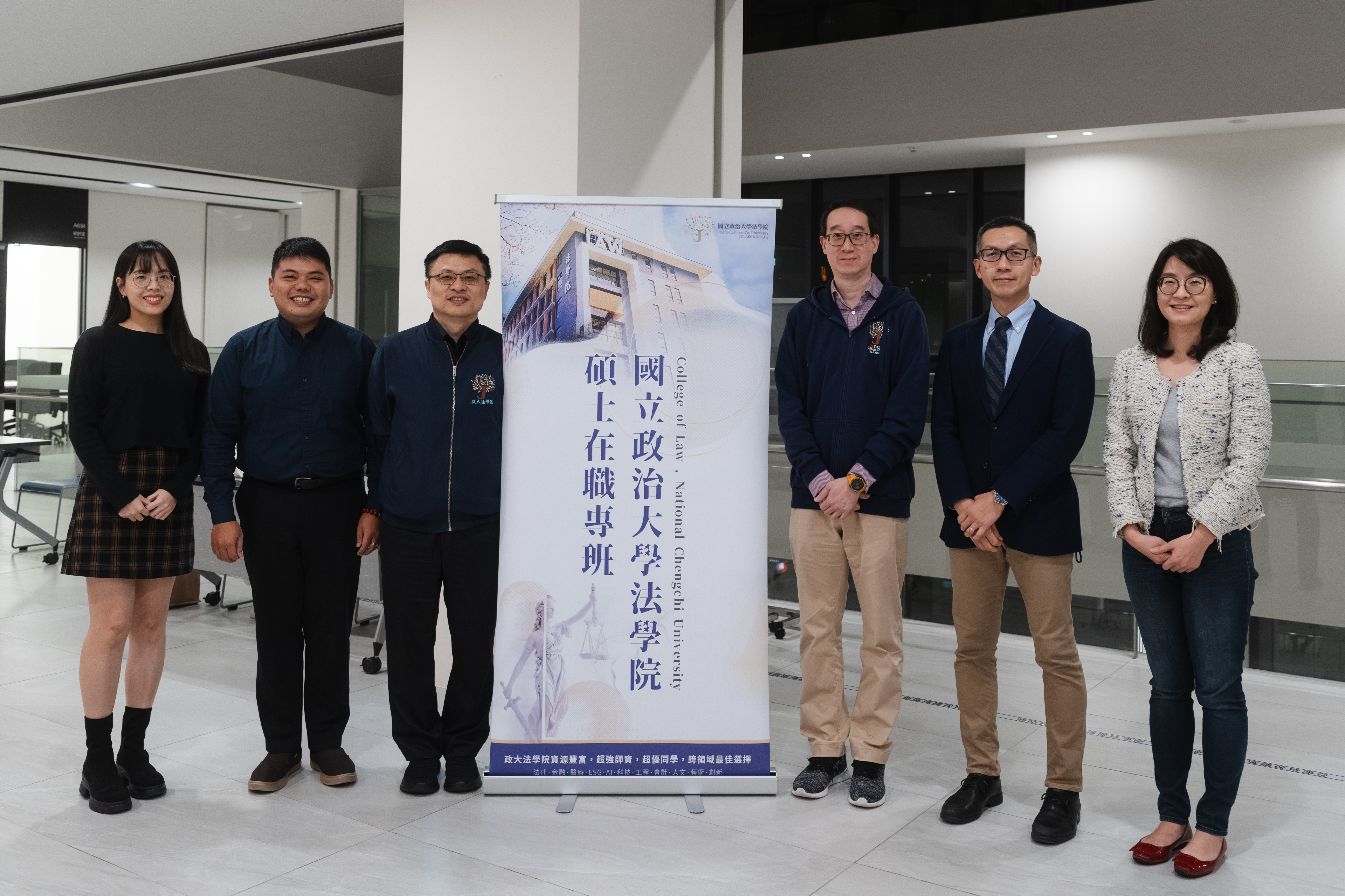 經驗分享在職專班學長姐與本院師長合影。 經驗分享在職專班學長姐與本院師長合影。