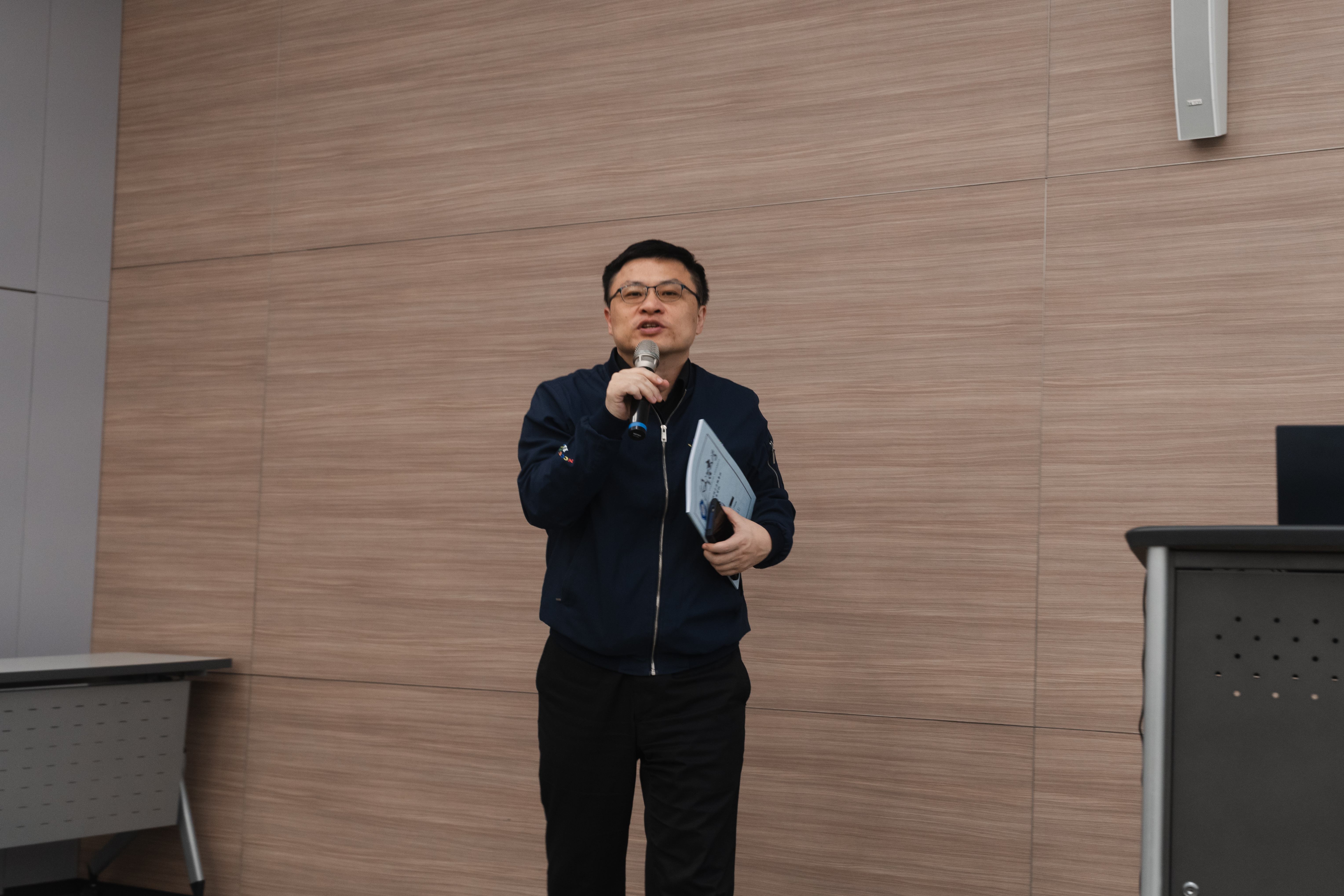 張麟軍會長介紹學友會。 張麟軍會長介紹學友會。