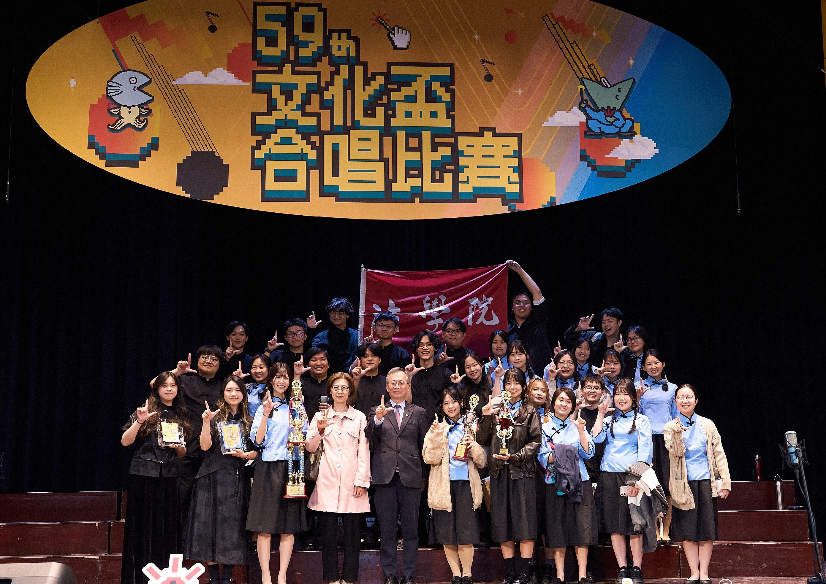 本系於本次文化盃榮獲亞軍、最佳舞台呈現、最佳服裝,莊雲妘(左二)及洪筠媗(左一)同學分別獲選最佳指揮及最佳合奏。本系代表隊伍與李蔡彥校長(中)及吳瑾瑜院長(中左)合影。(照片提供:秘書處) 本系於本次文化盃榮獲亞軍、最佳舞台呈現、最佳服裝,莊雲妘(左二)及洪筠媗(左一)同學分別獲選最佳指揮及最佳合奏。本系代表隊伍與李蔡彥校長(中)及吳瑾瑜院長(中左)合影。(照片提供:秘書處)