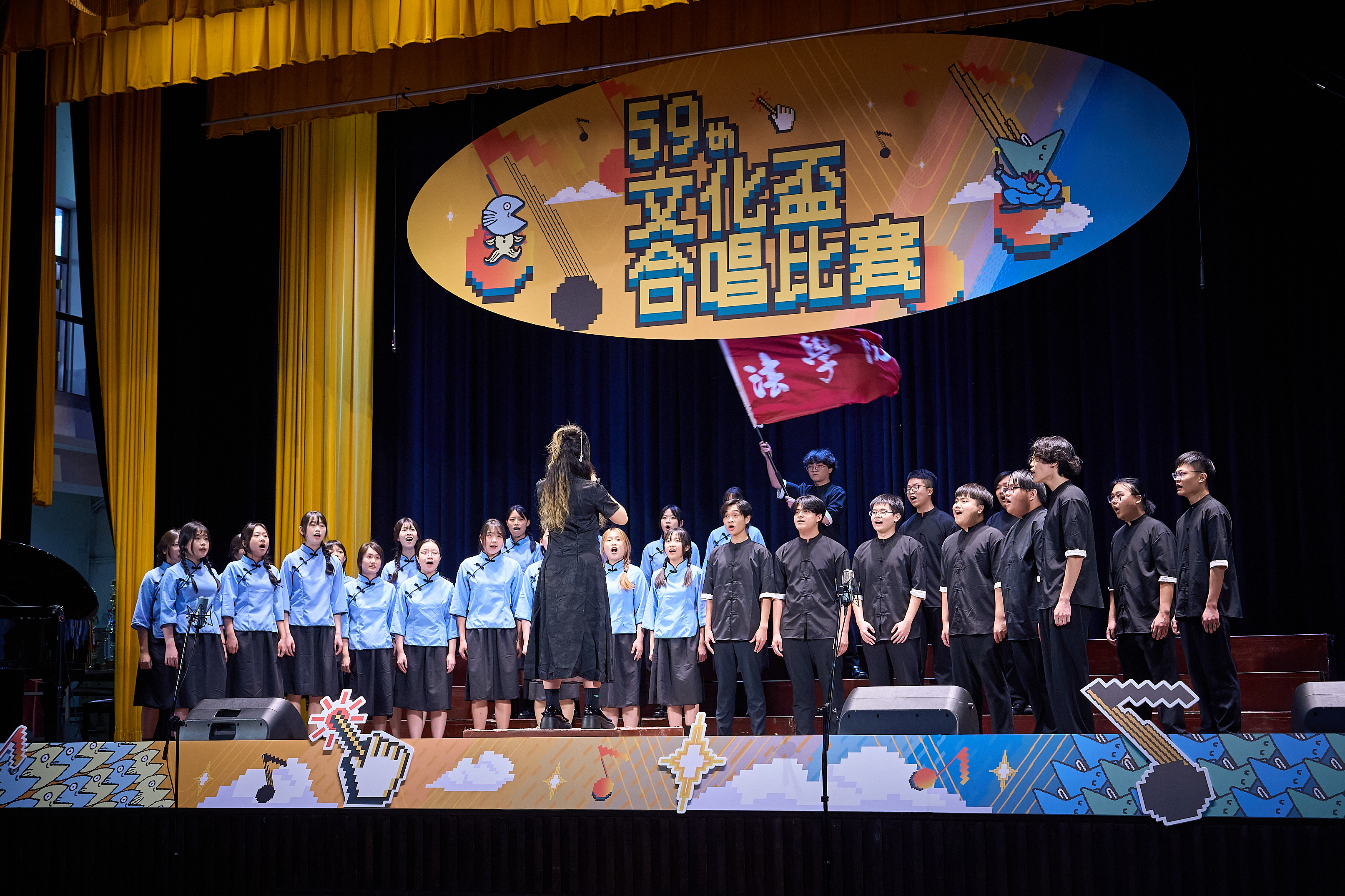 本系代表隊伍於演唱自選曲時揮舞系旗。(照片提供:影音實驗室) 本系代表隊伍於演唱自選曲時揮舞系旗。(照片提供:影音實驗室)