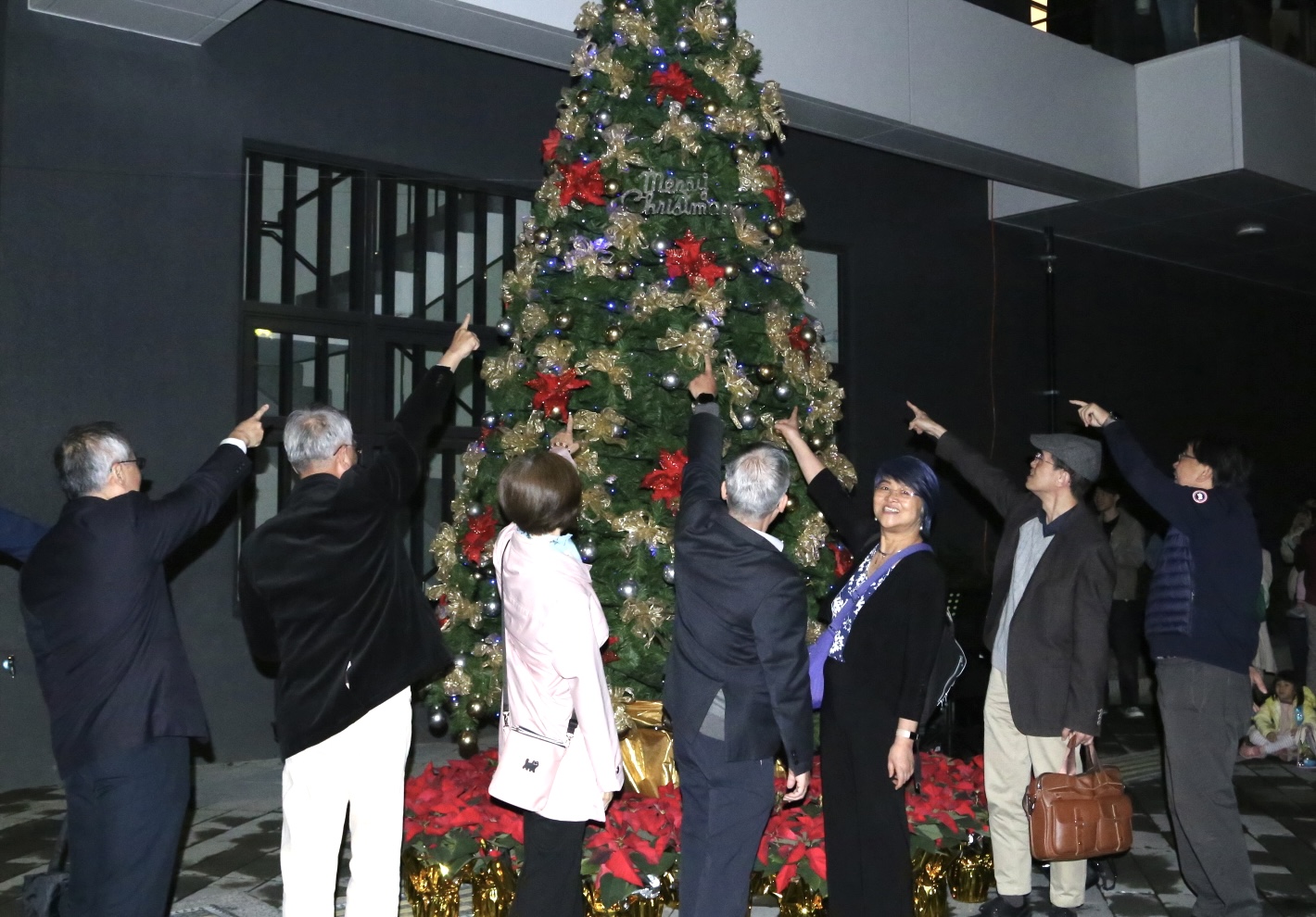 儀式嘉賓與在場來賓一起進行點燈倒數。 儀式嘉賓與在場來賓一起進行點燈倒數。