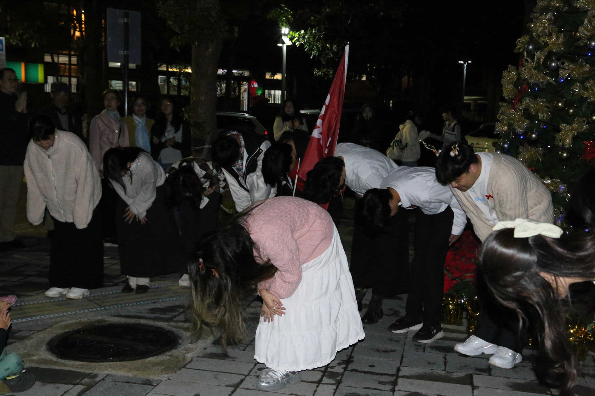 第59屆法律系文化盃代表隊演唱完畢後謝幕。