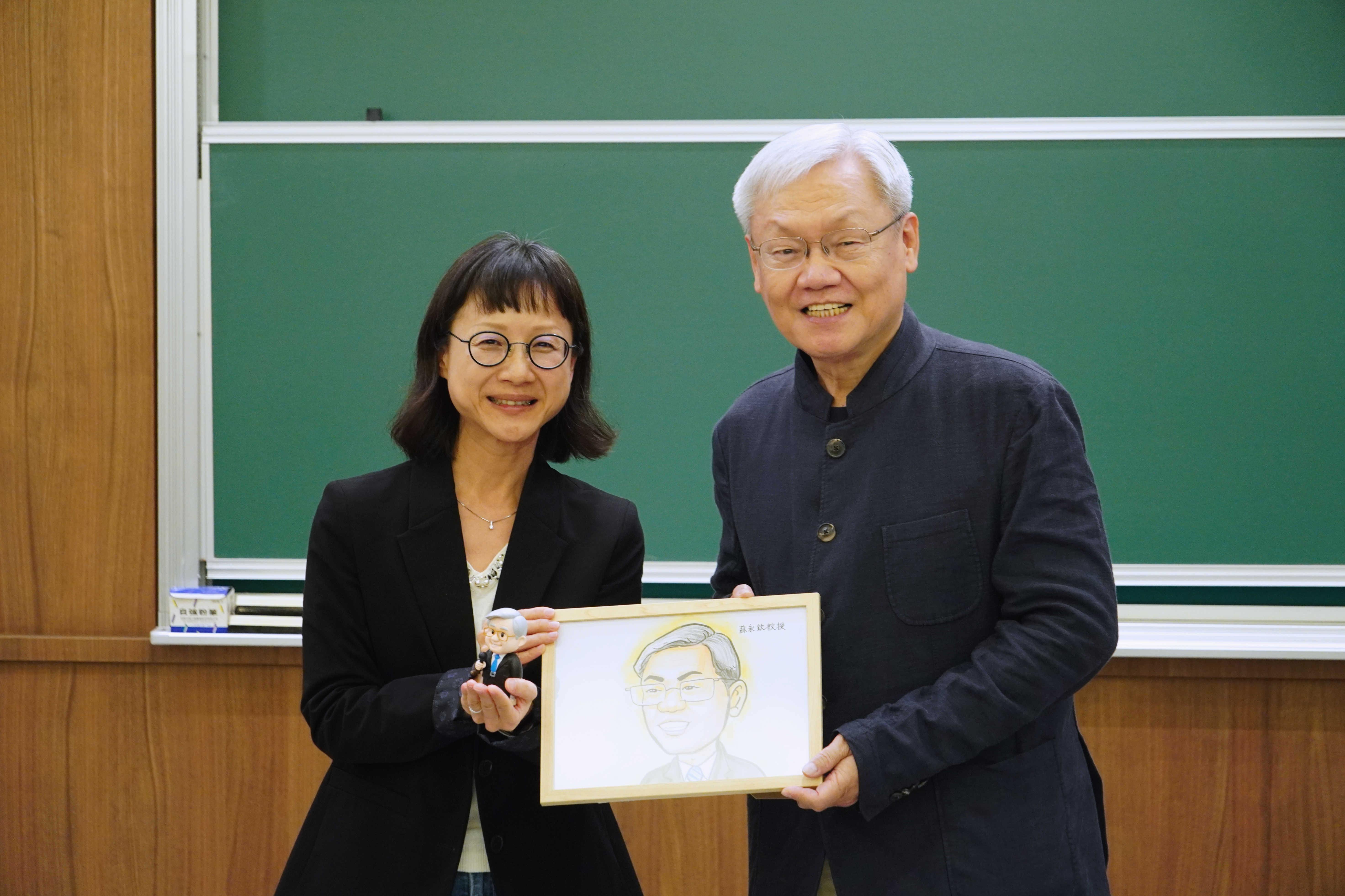 陳靜慧副教授（左）頒贈紀念品形象公仔與似顏繪與蘇永欽講座教授（右）。