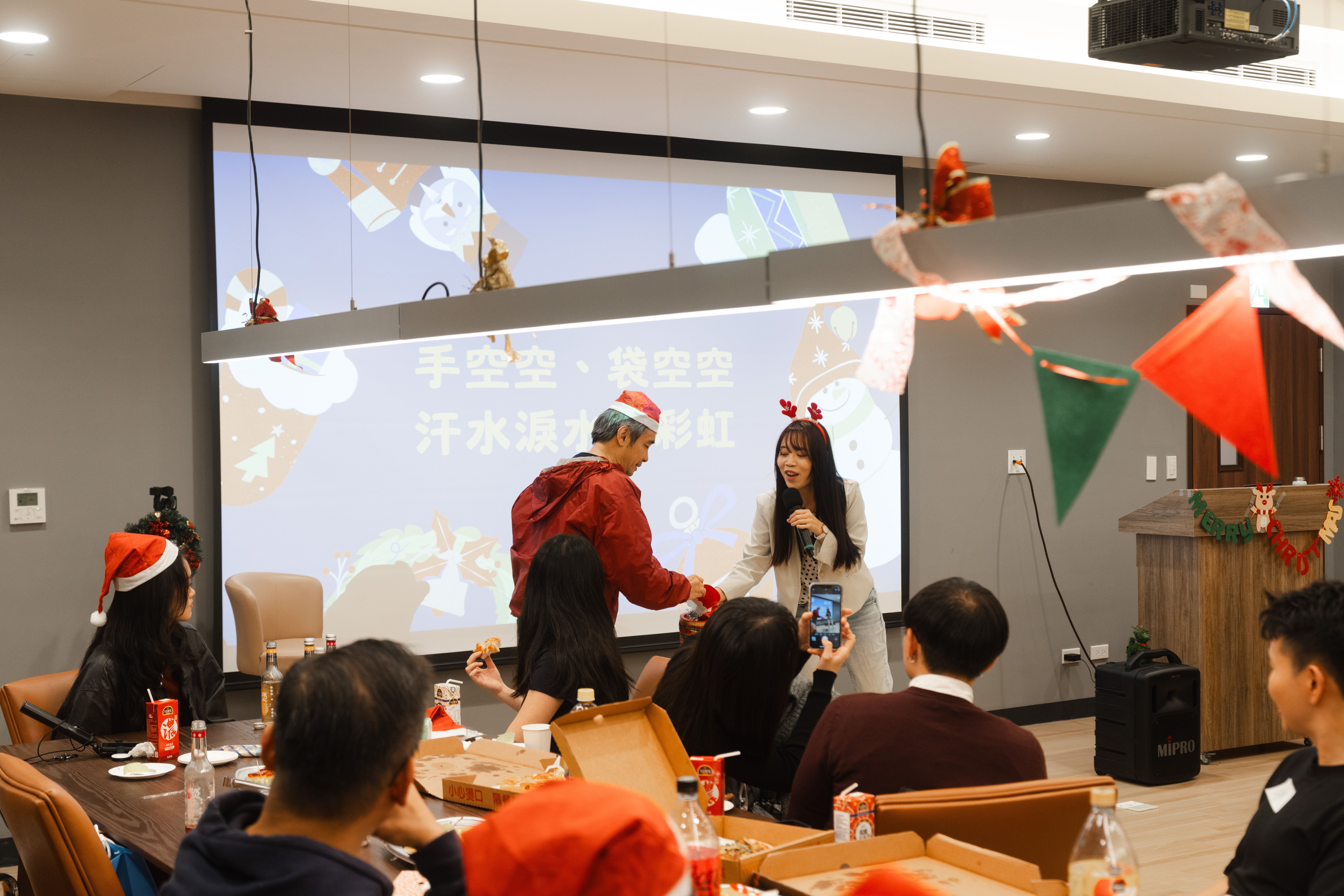 主持人法博一鄭媁薷邀請廖元豪老師參與魔術表演。