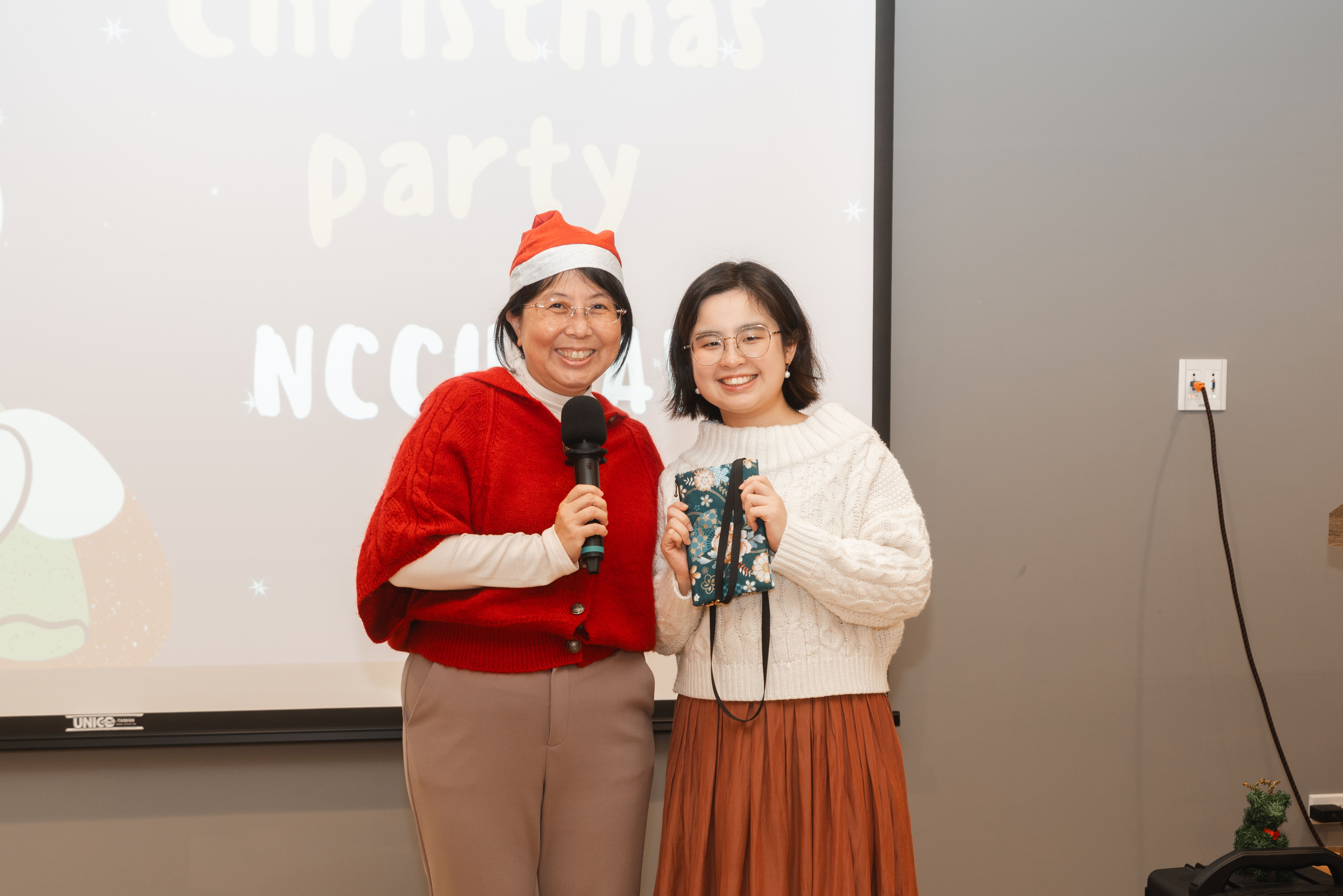 戴瑀如前所長與獲得獎品同學合影。