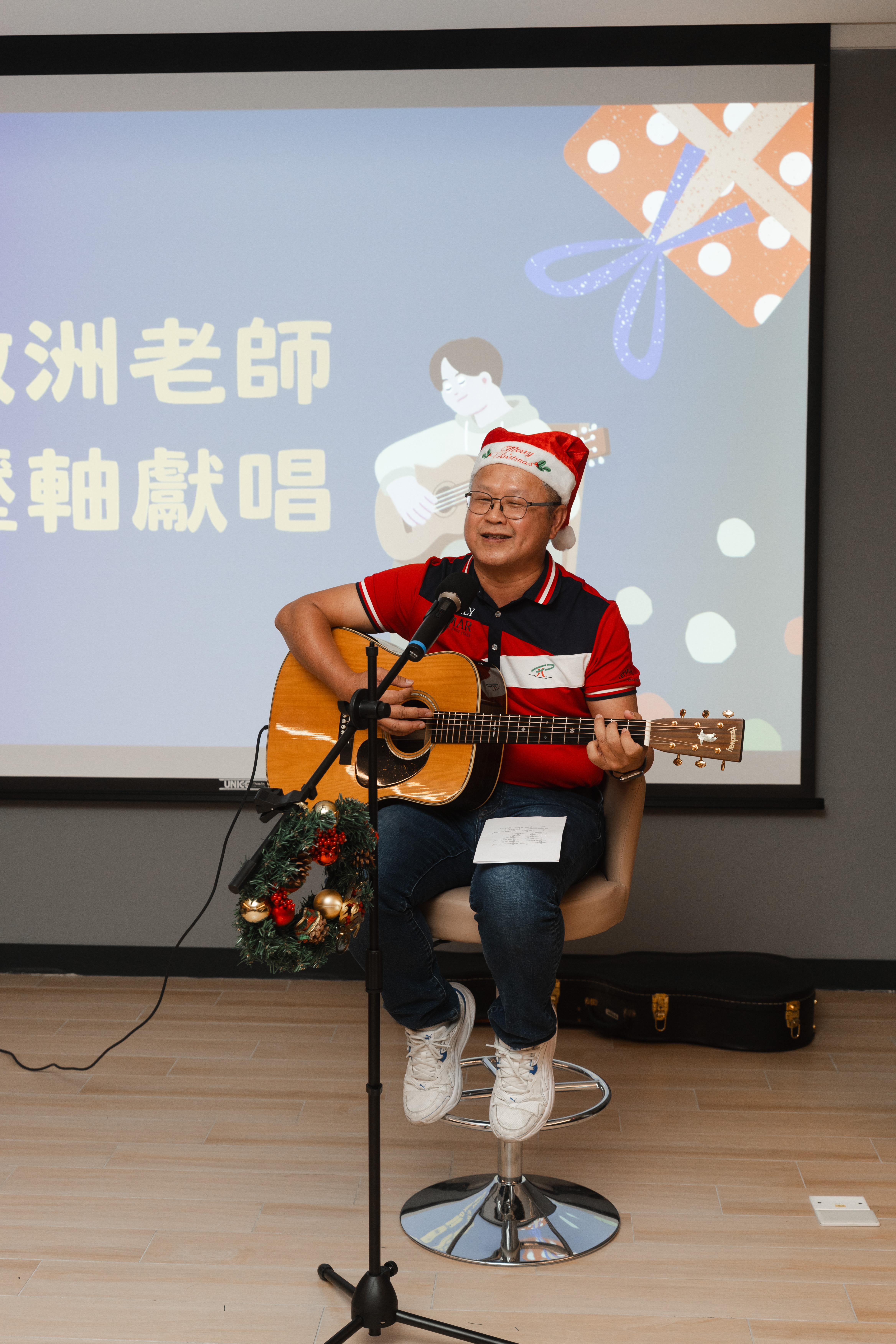 葉啓洲所長獻唱。