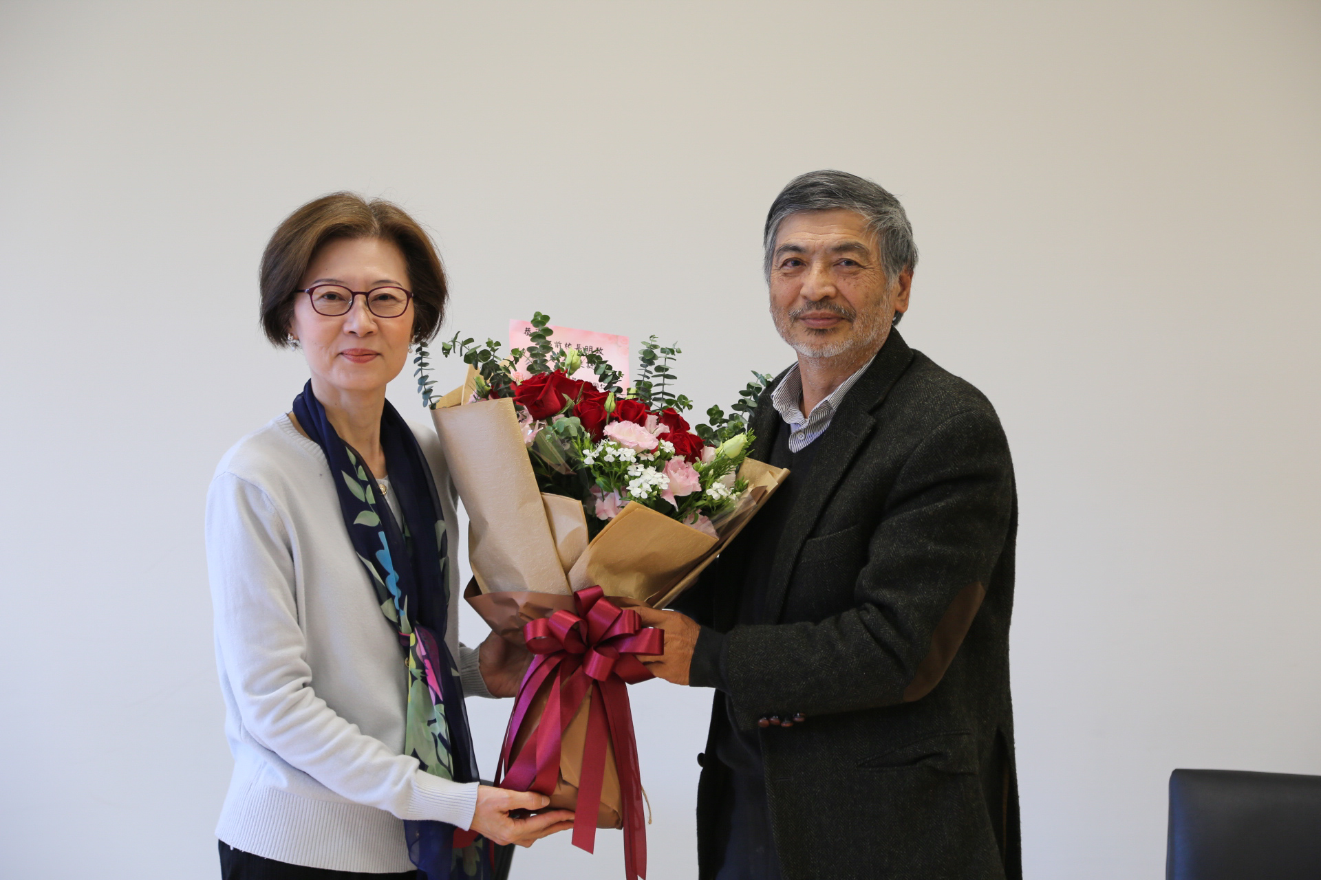 吳瑾瑜院長（左）獻花予郭明政前校長（右）。