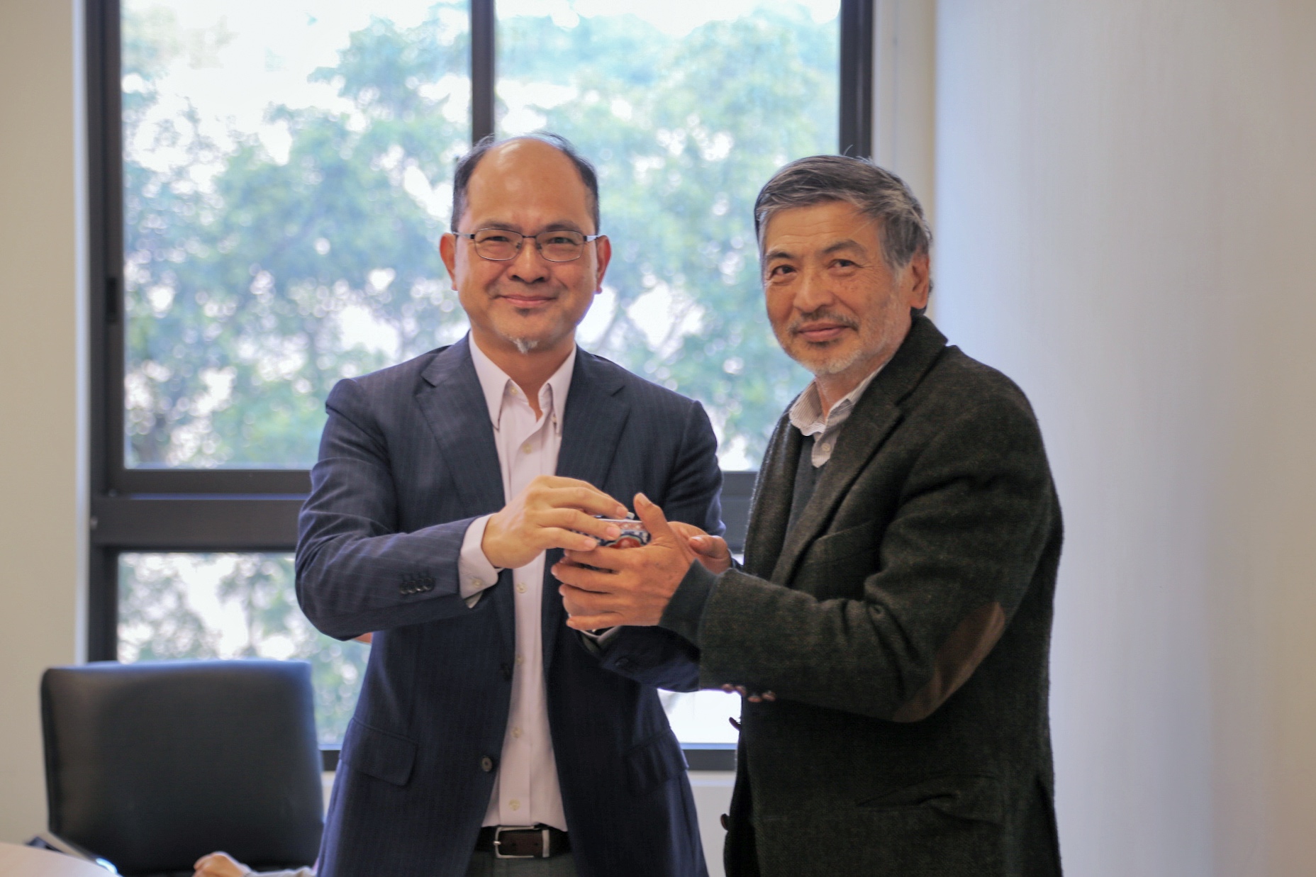 台北大學法律系侯岳宏教授（左）致贈茶具與郭明政前校長（右）。