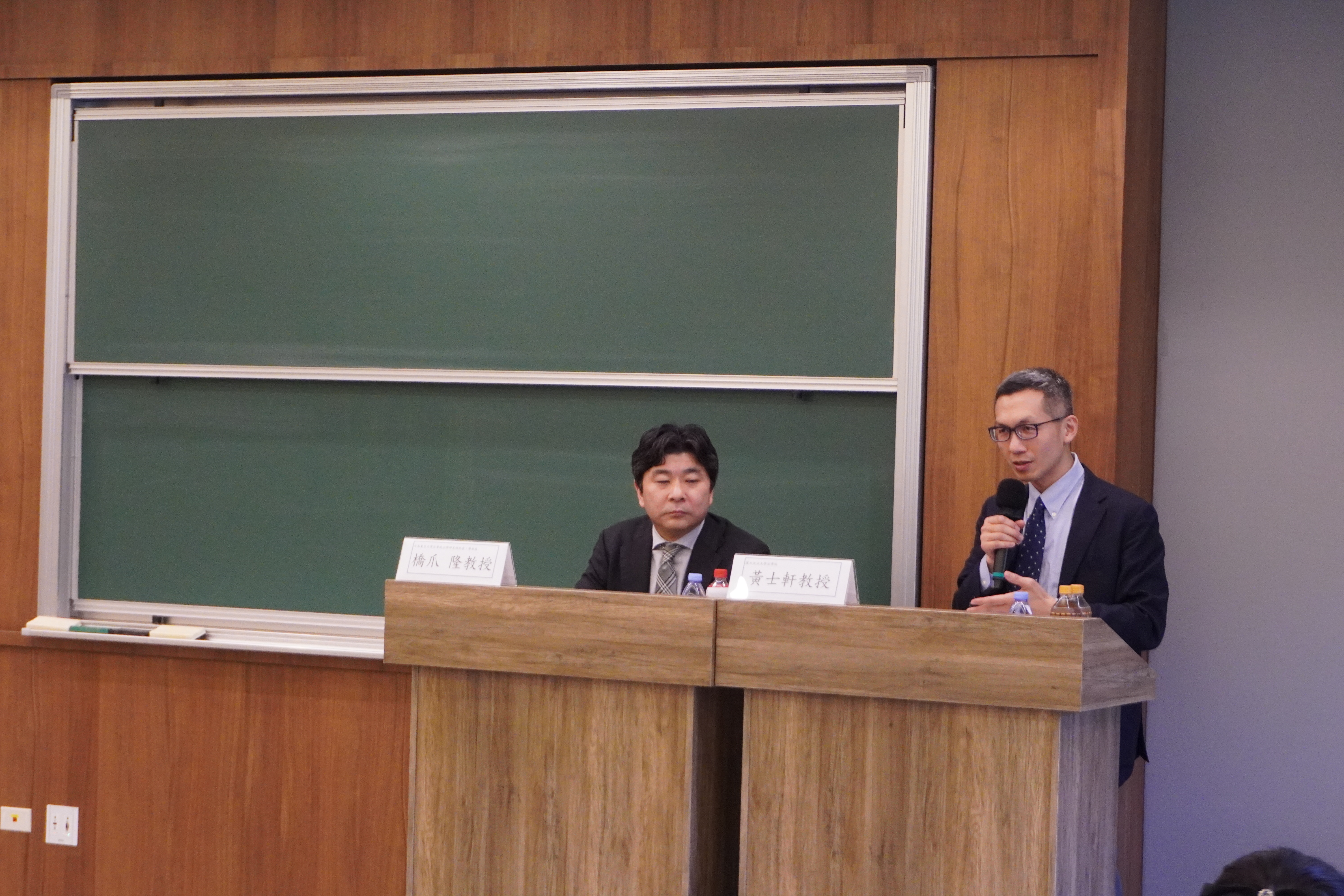 黃士軒教授開場介紹本場主講人與與談人。由左而右為日本東京大學法學政治學研究科的研究科長兼法學部長橋爪隆教授、本院黃士軒教授。