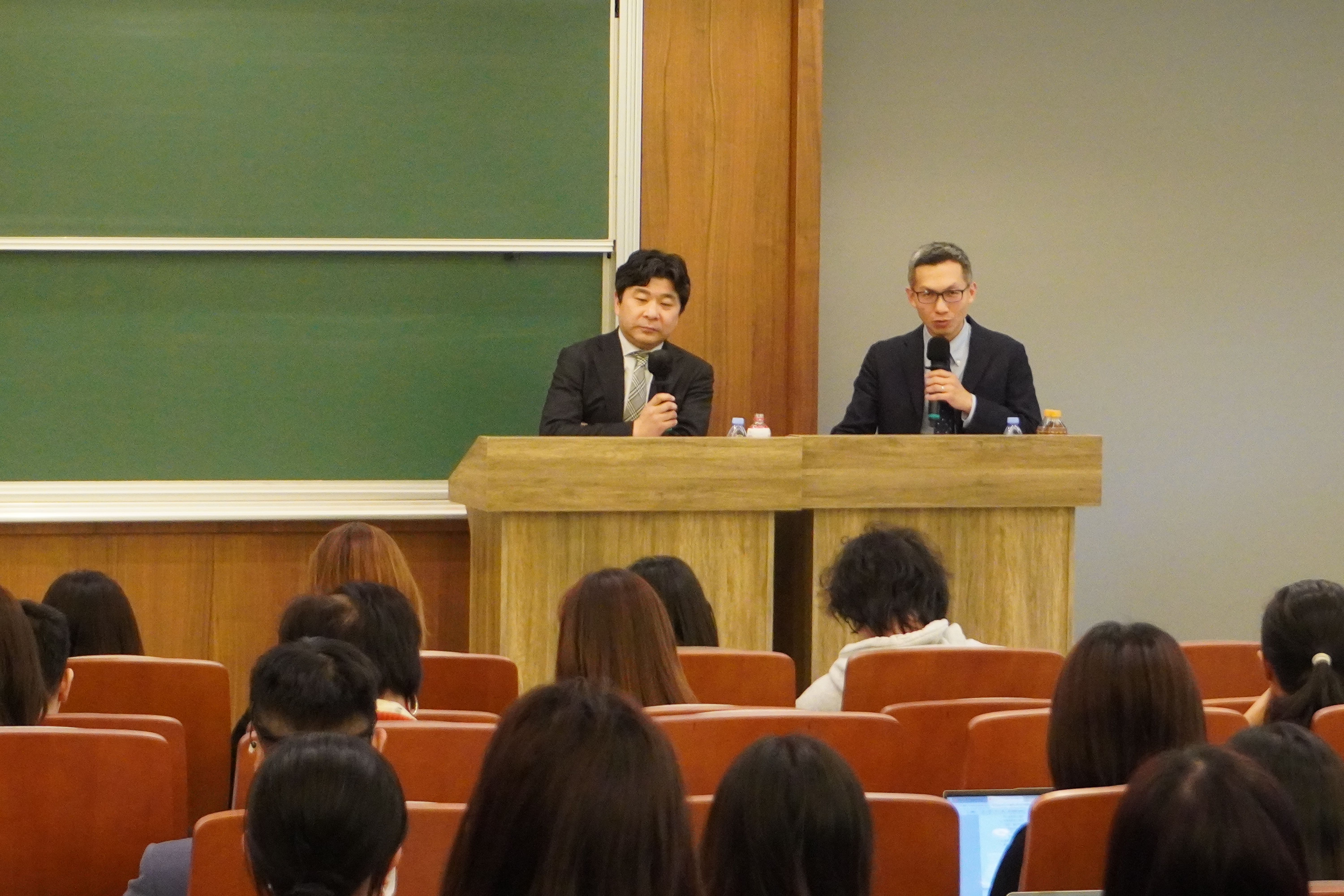 橋爪隆教授演講，並由黃士軒教授翻譯中。由左而右為日本東京大學法學政治學研究科的研究科長兼法學部長橋爪隆教授、本院黃士軒教授。