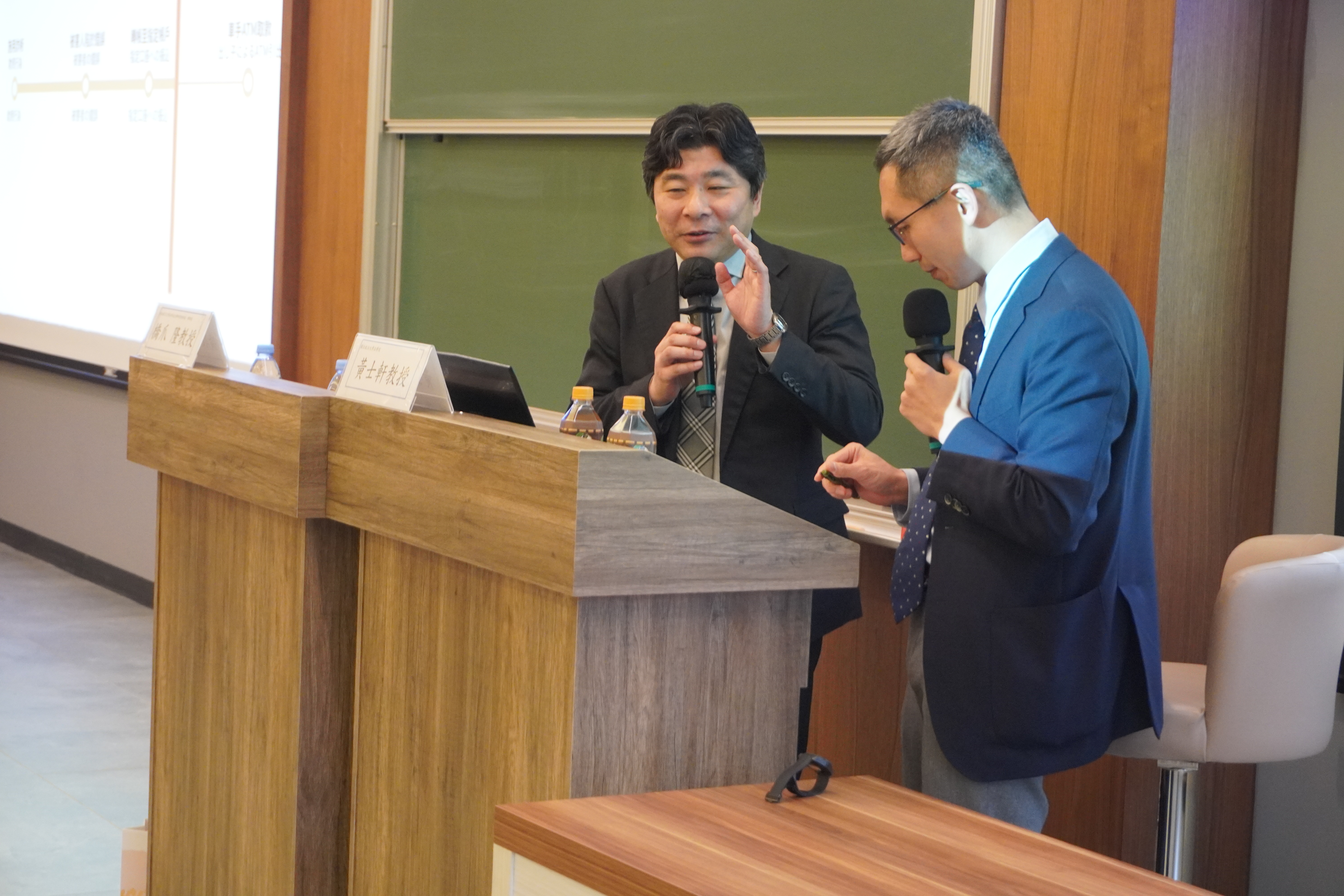 橋爪隆教授回應現場提問中，並由黃士軒教授翻譯。由左而右為日本東京大學法學政治學研究科的研究科長兼法學部長橋爪隆教授、本院黃士軒教授。