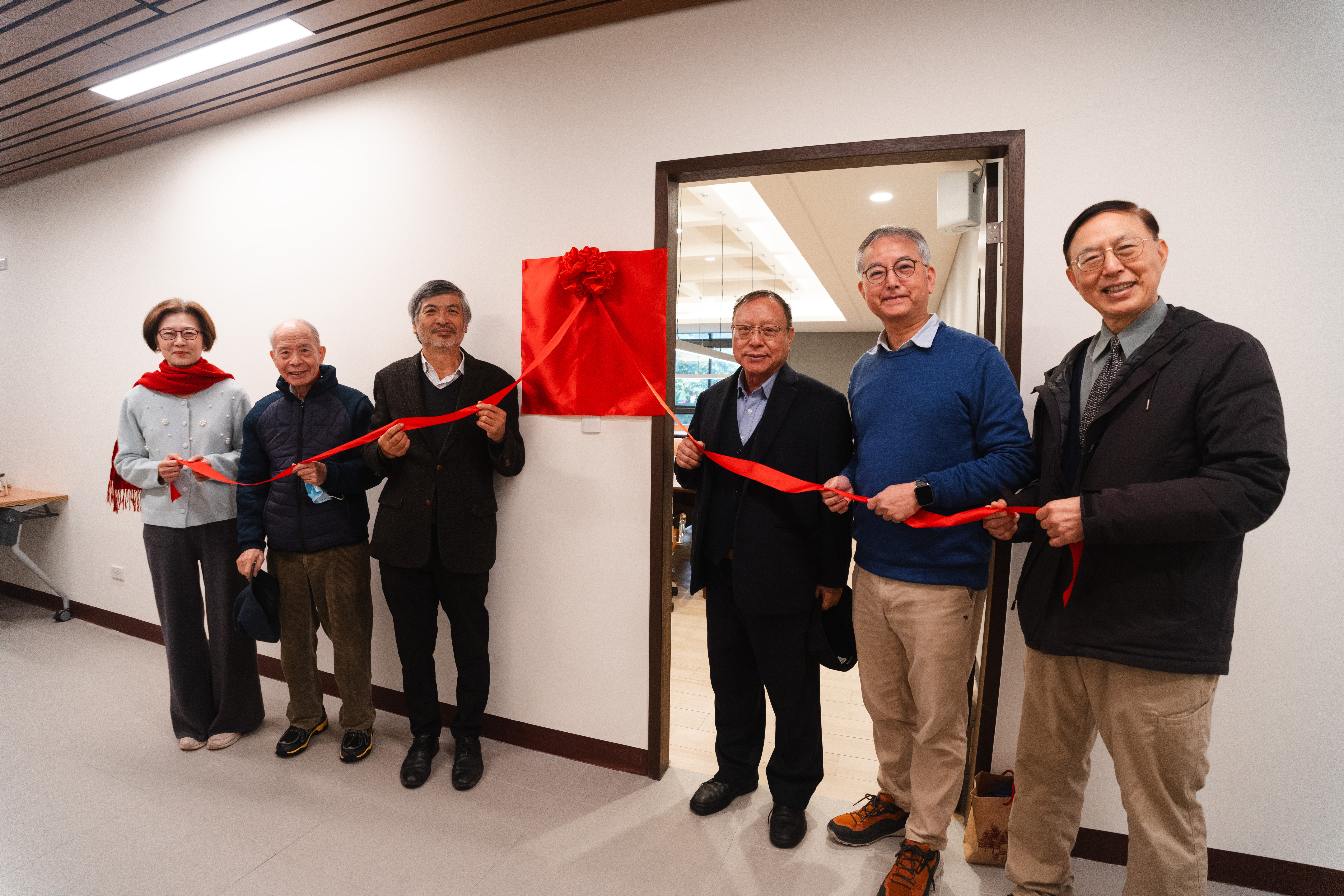 芶壽生講堂揭牌。由左到右：吳瑾瑜院長、英語系彭清欽退休副教授、郭明政前校長、芶壽生學長、王文杰前副校長、王順忠經理。