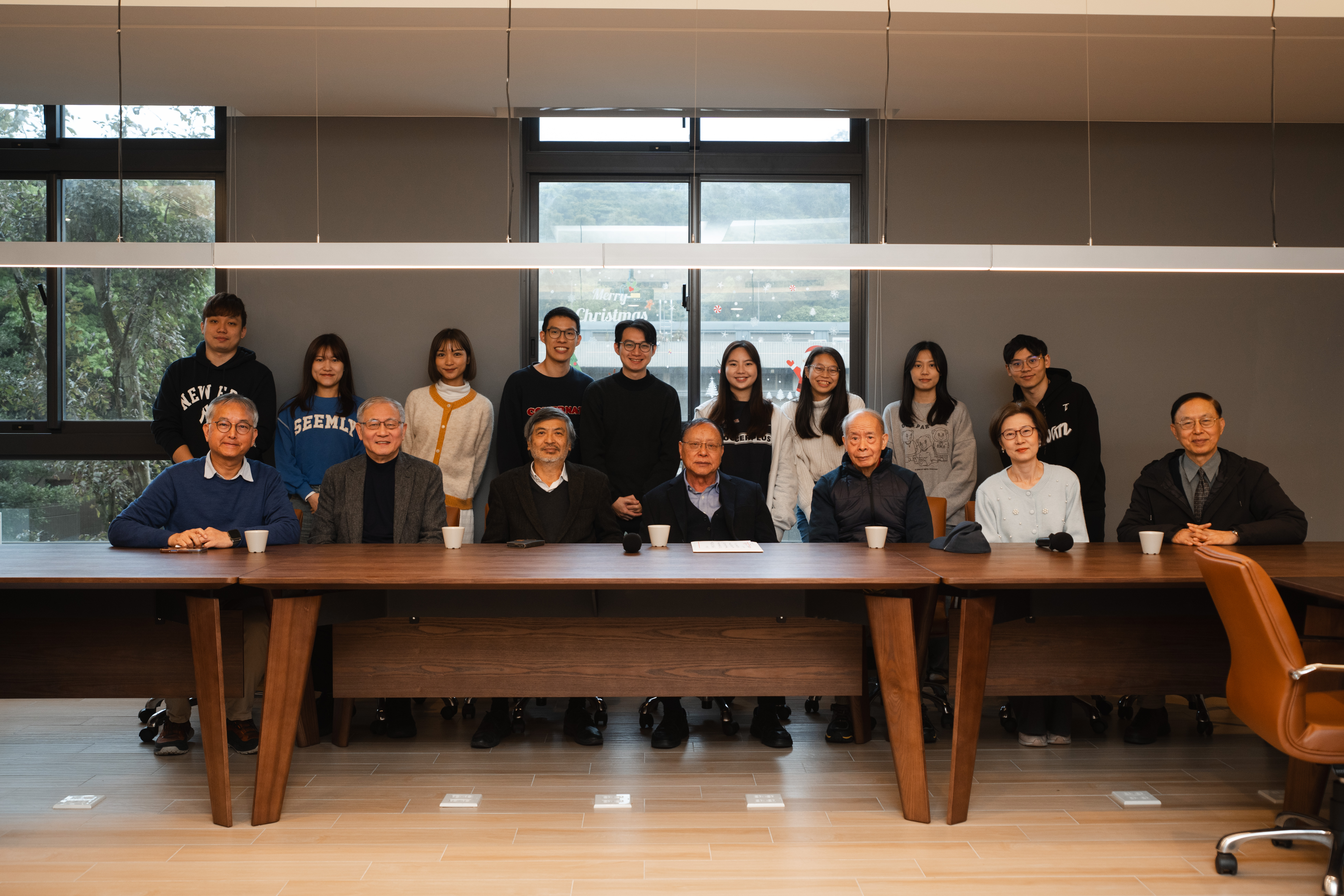 與會嘉賓於芶壽生講堂合影。前排由左至右：王文杰前副校長、劉德勳學長、郭明政前校長、芶壽生學長、英語系彭清欽退休副教授、吳瑾瑜院長、王順忠經理。