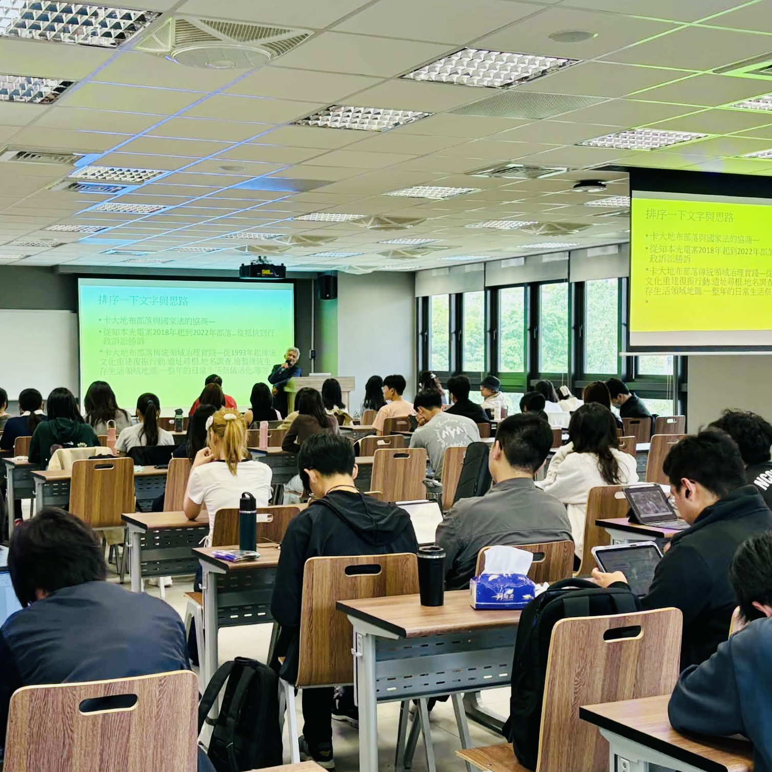 圖二：同學及與會來賓認真聽講