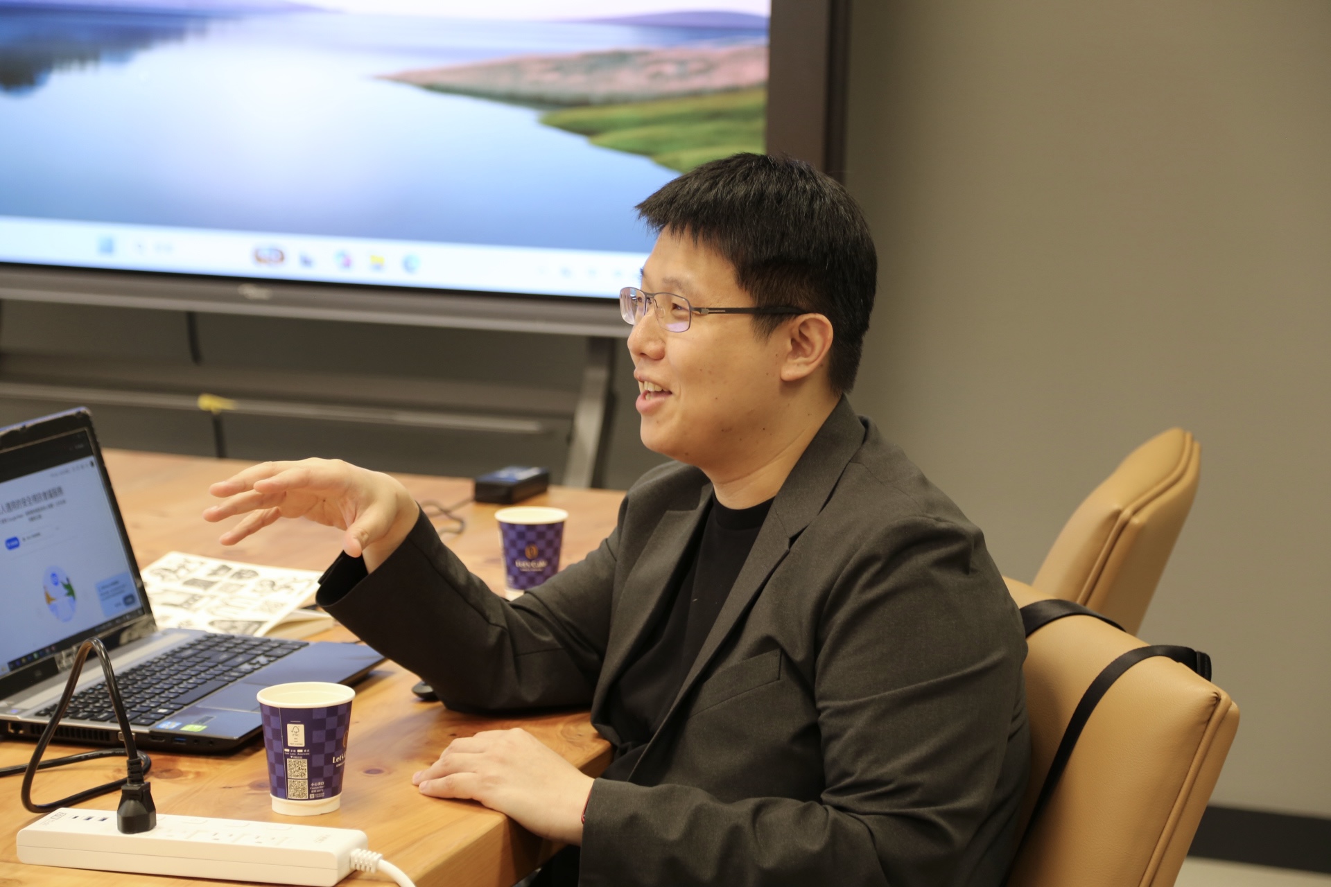 陳泓志專案經理與與會者交流。