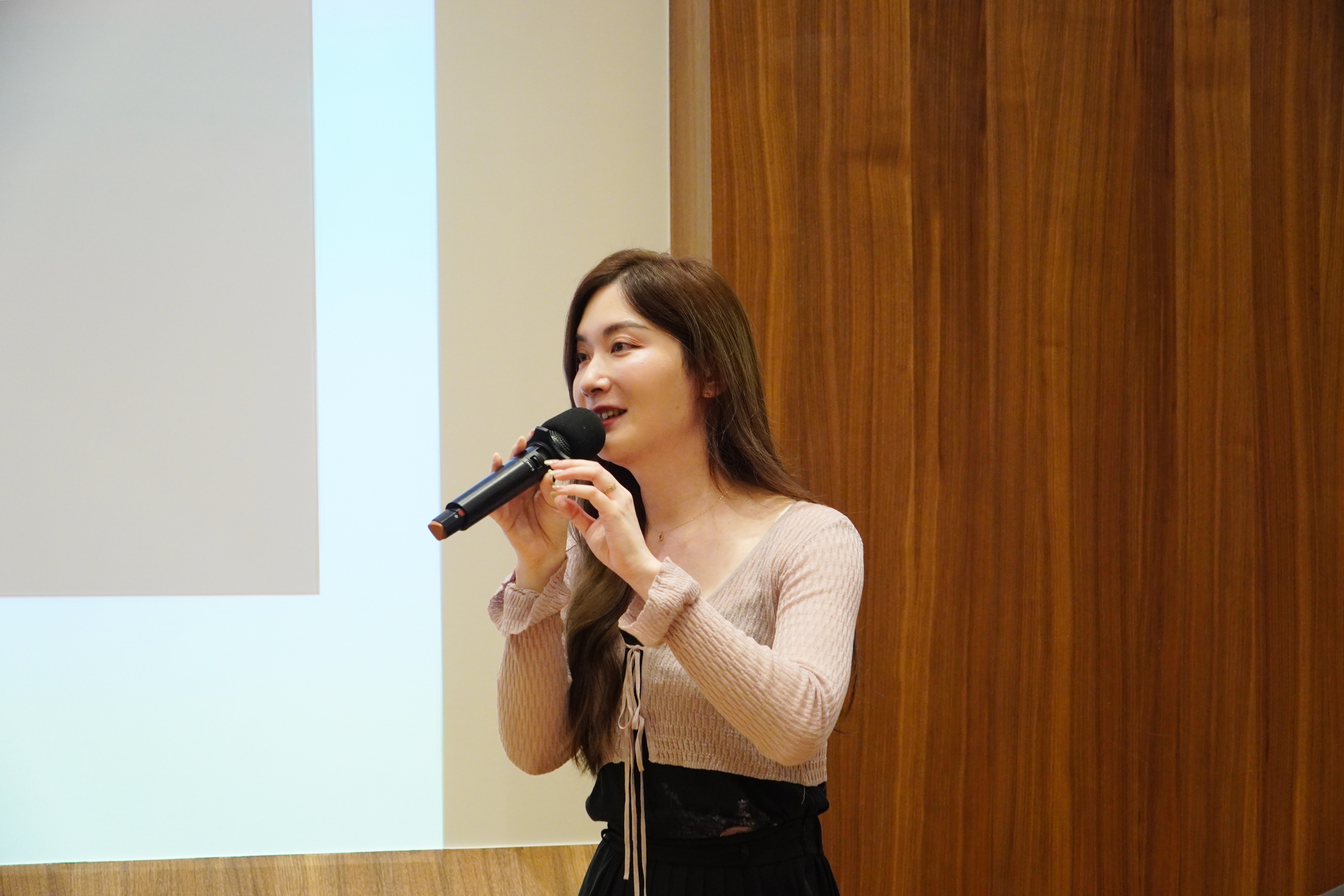 樂樂律師於演講中分享其跨性別歷程與法律實務經驗。