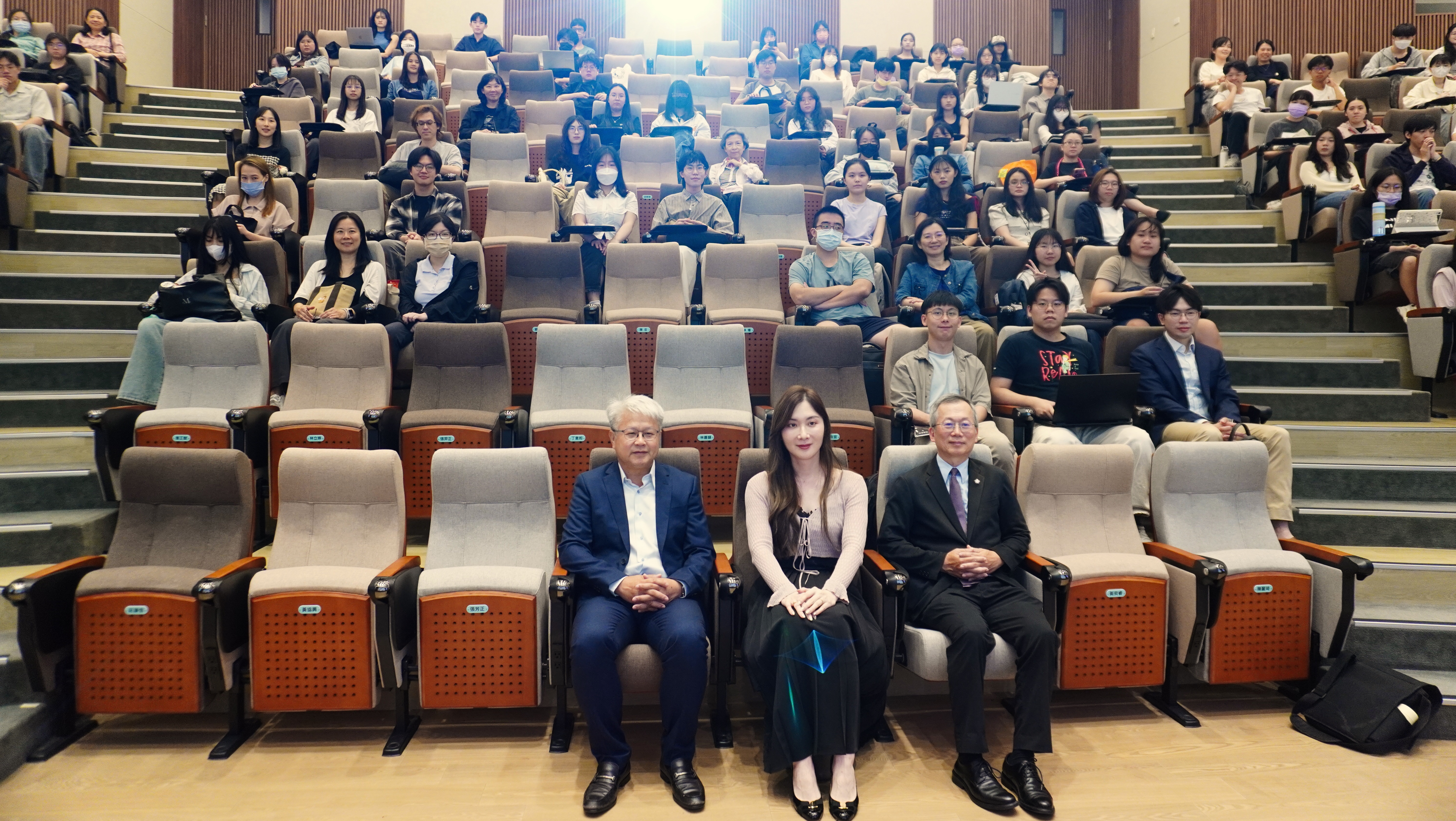 本校校長李蔡彥及本院副院長葉啓洲出席並聆聽演講。