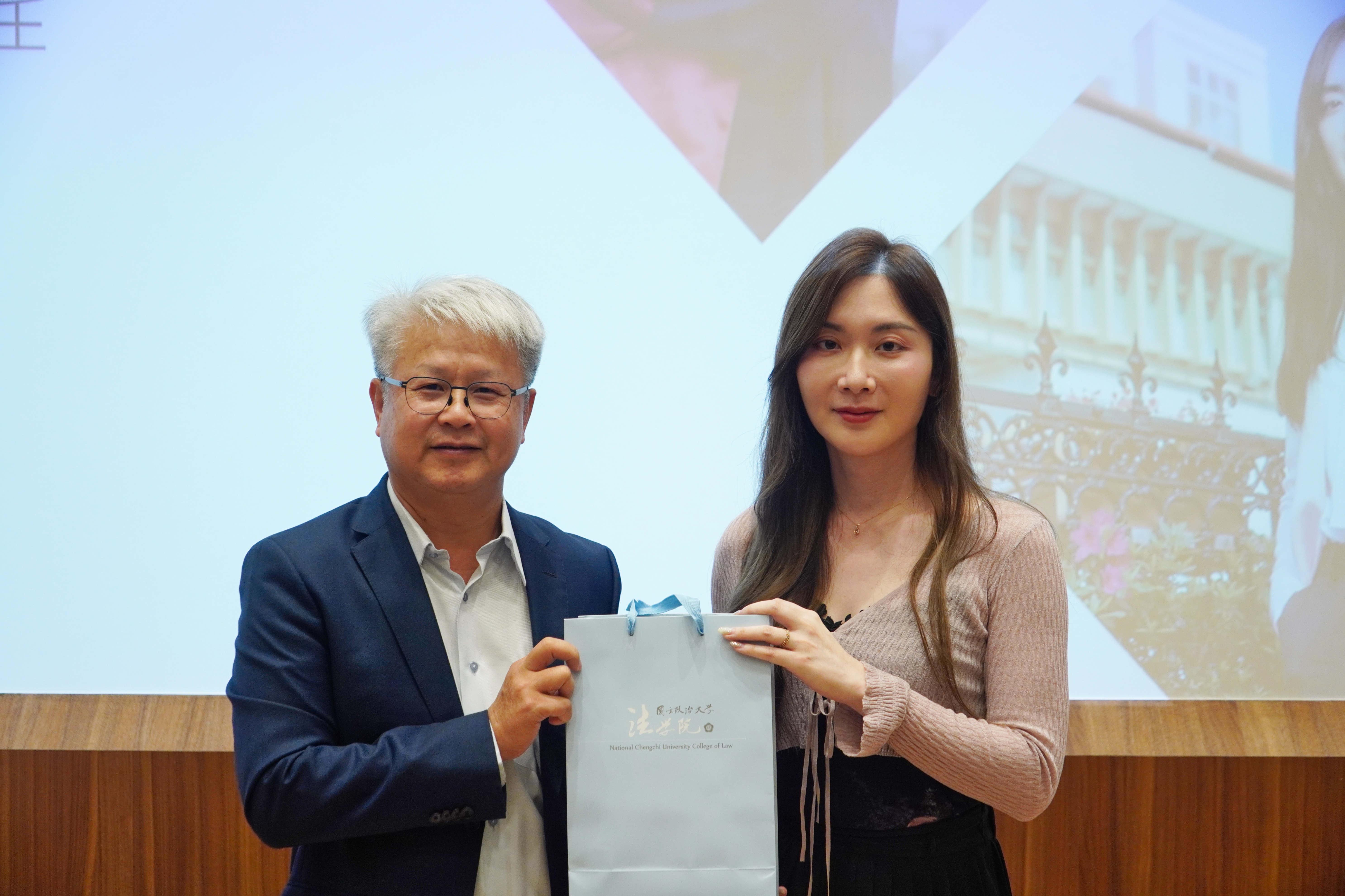 本院副院長葉啓洲教授致贈感謝禮予樂樂律師。