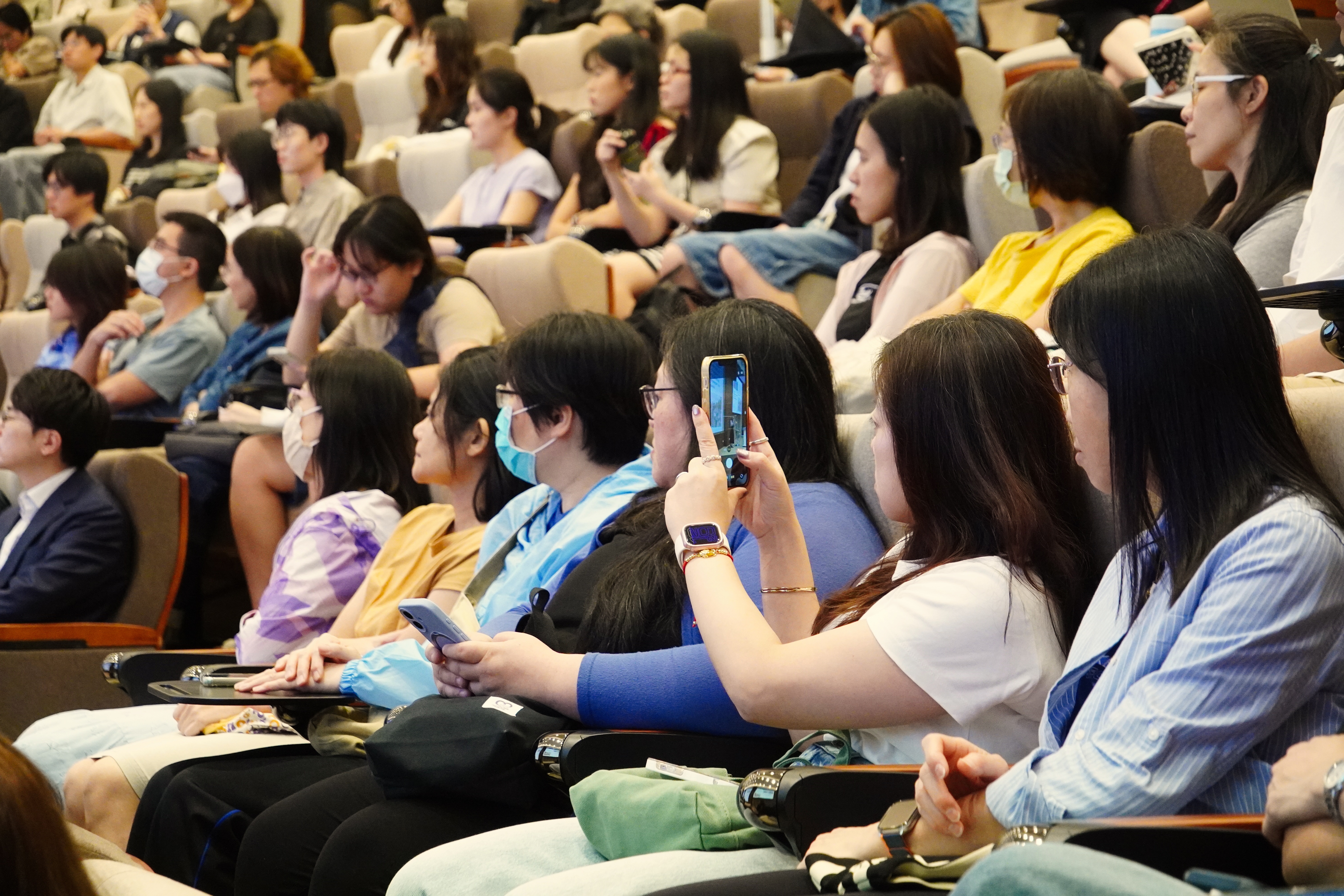 師生踴躍參與，講座於熱烈交流中圓滿結束。