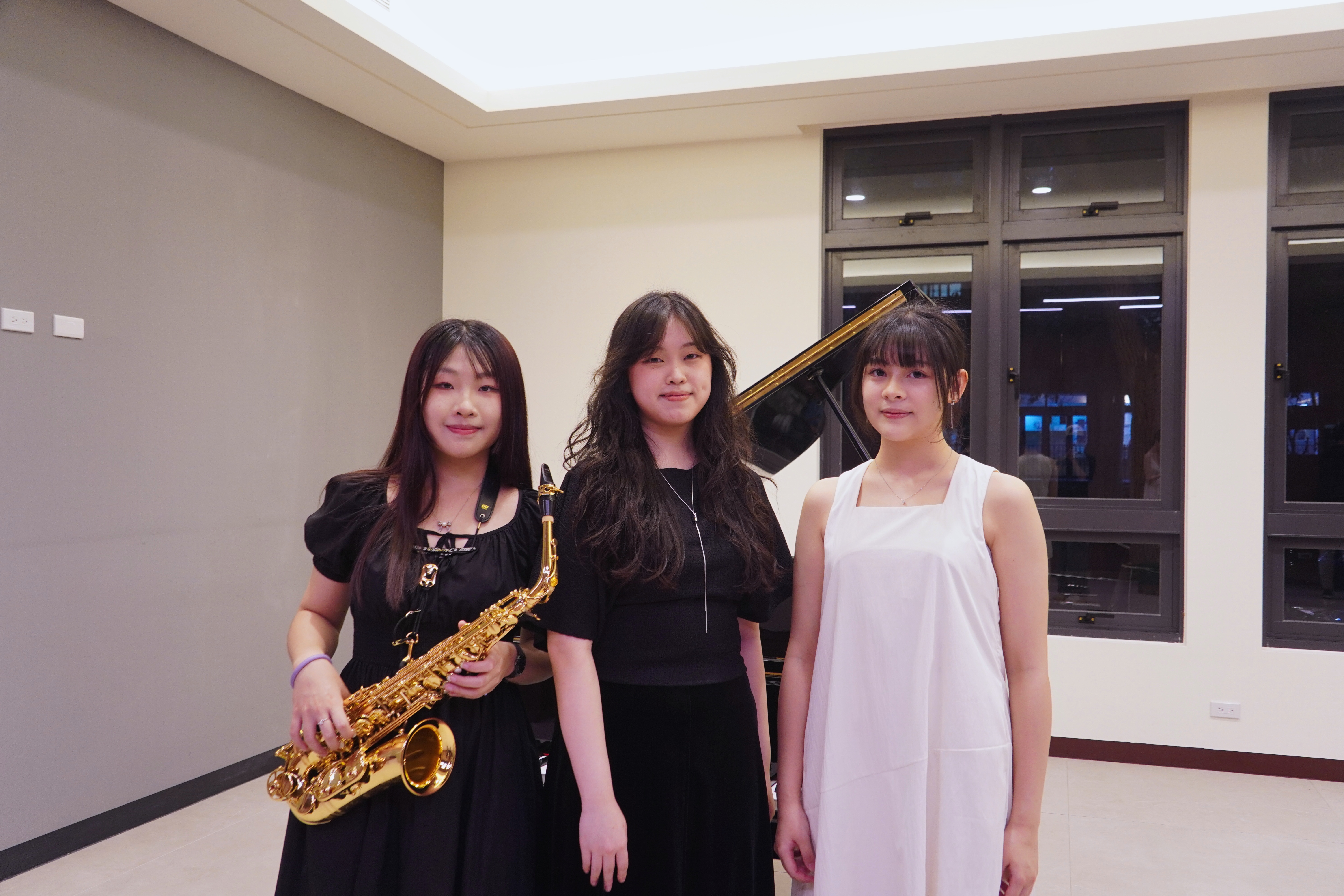 三位演奏同學合影，左起日文系顏悅容、本系洪筠媗、蘇莃宸同學。