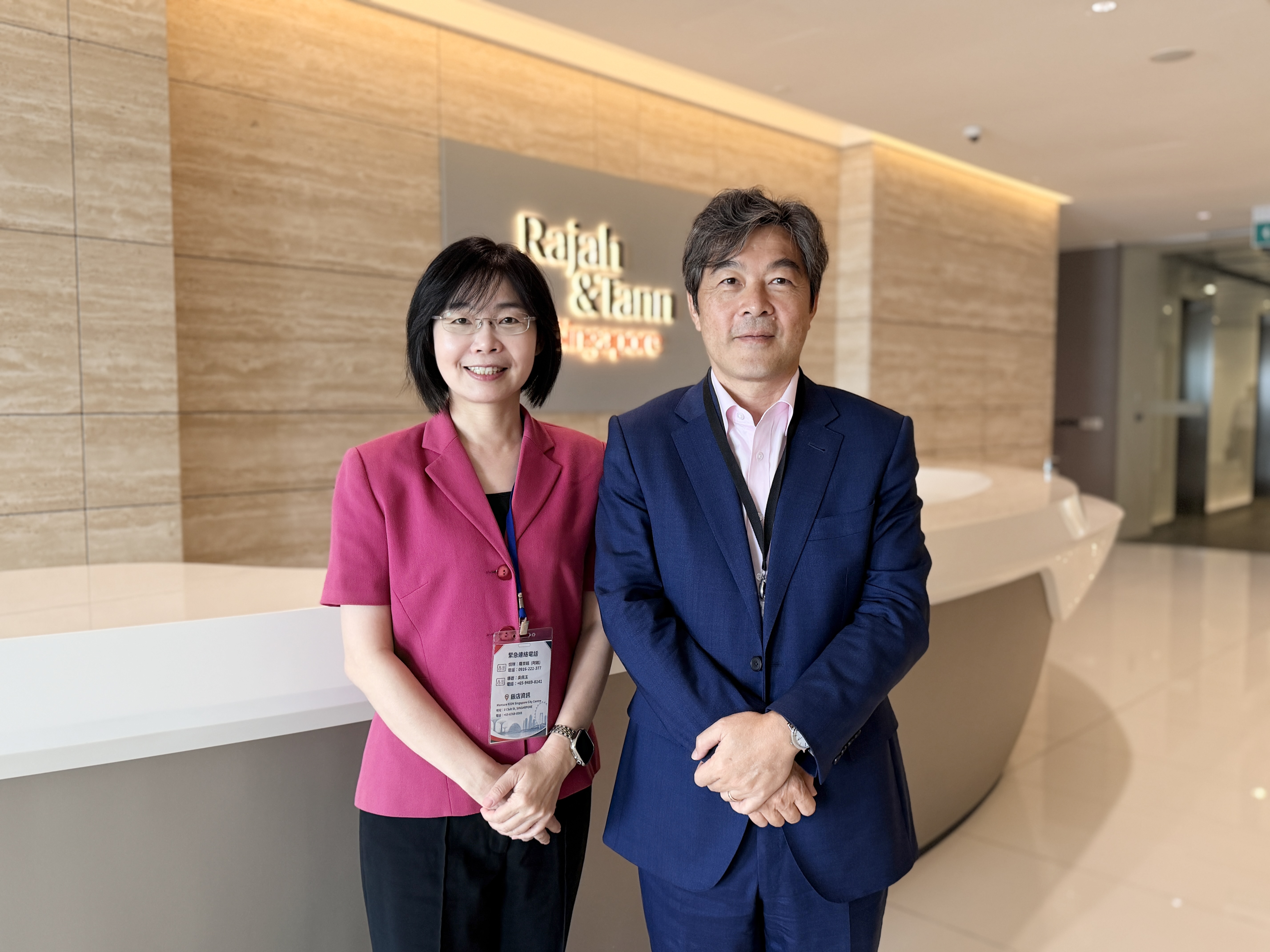 03圖說▲政大法學院顏玉明教授與Rajah & Tann Singapore LLP合夥人外國顧問黃璽麟律師合照。IMG_3113
