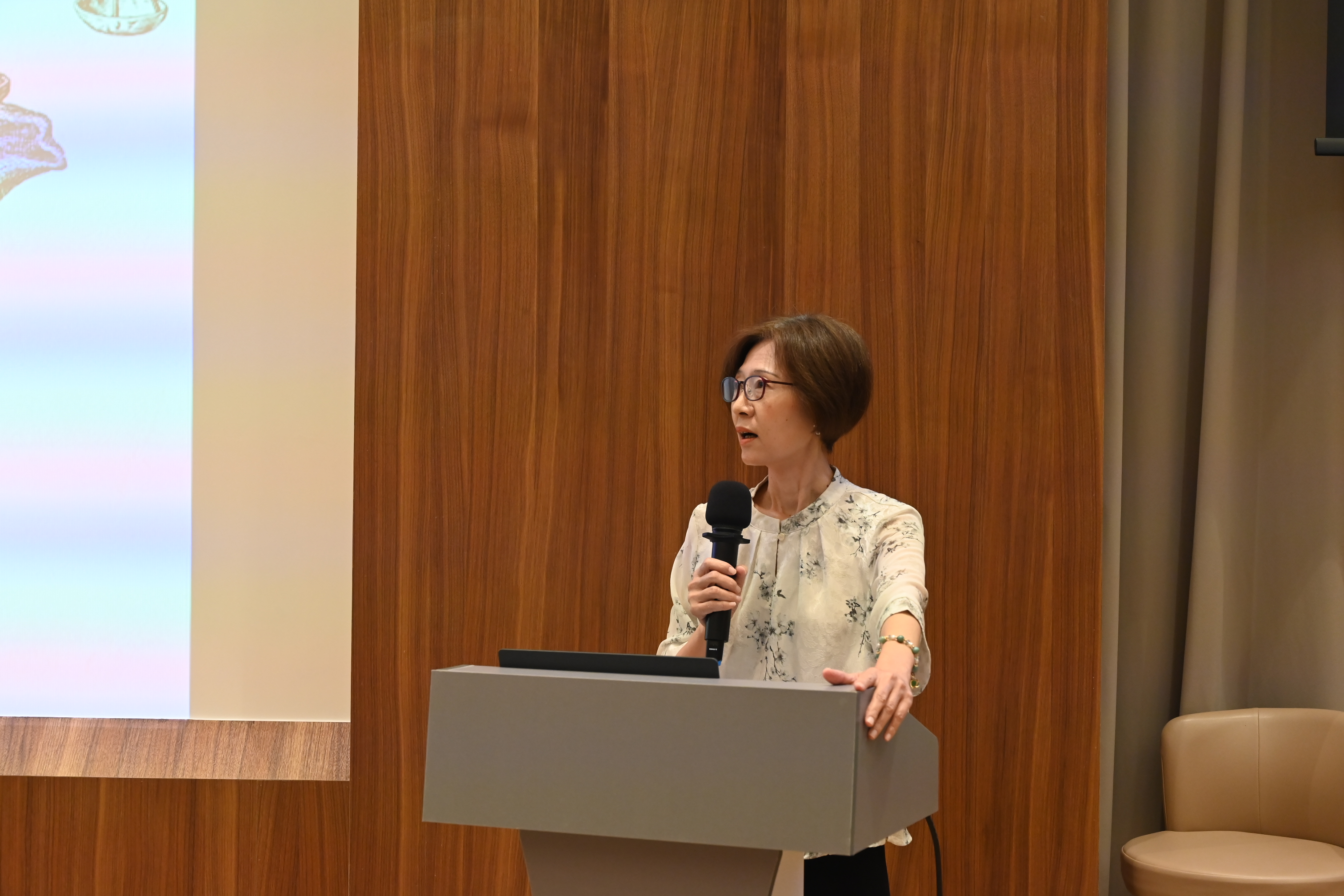 吳瑾瑜院長期許新生可以成為一位專業亦溫暖的法律人，經常關懷同學也享受校園生活