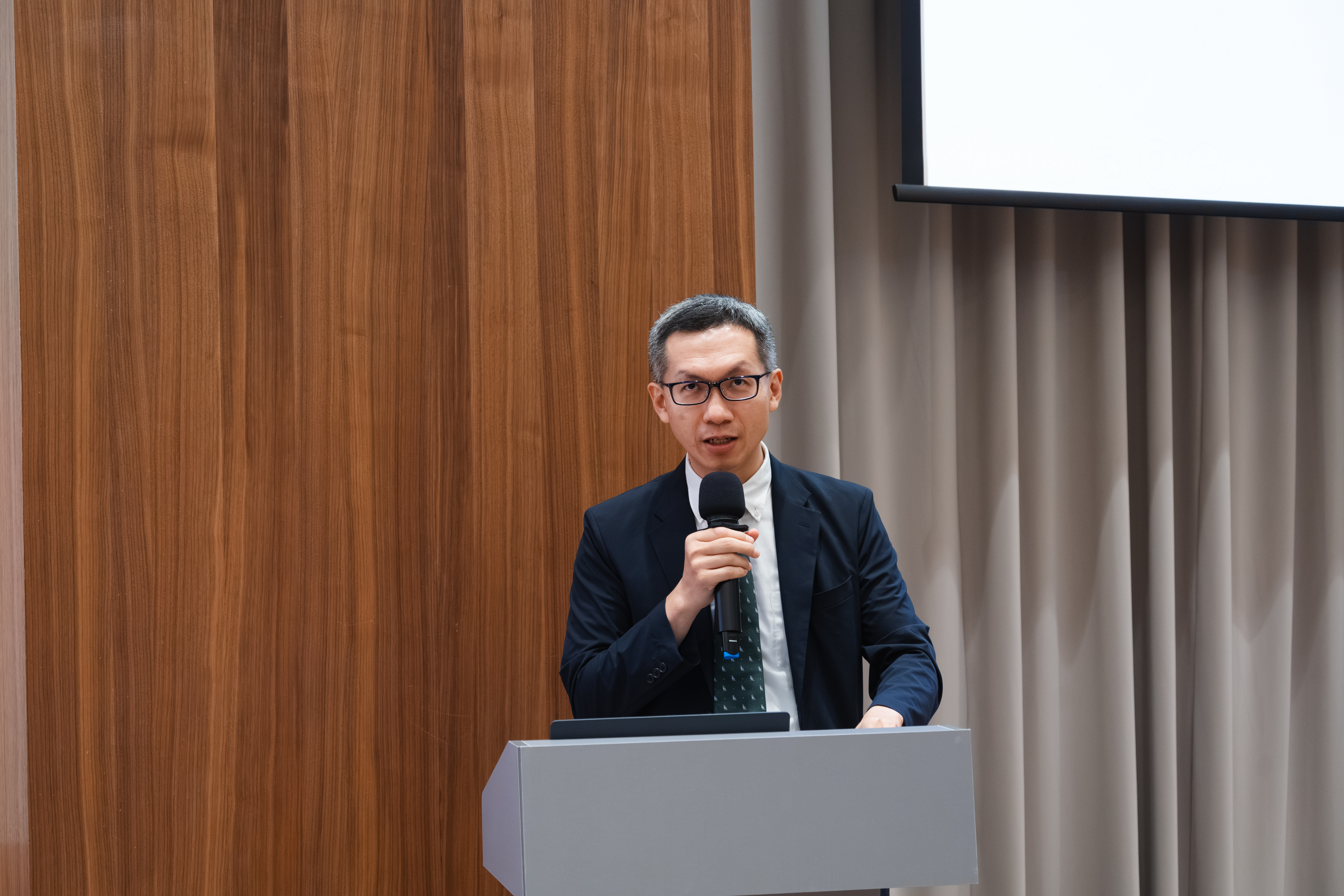黃士軒系主任叮嚀大家不論是學習或活動參與皆要量力而為，健康第一