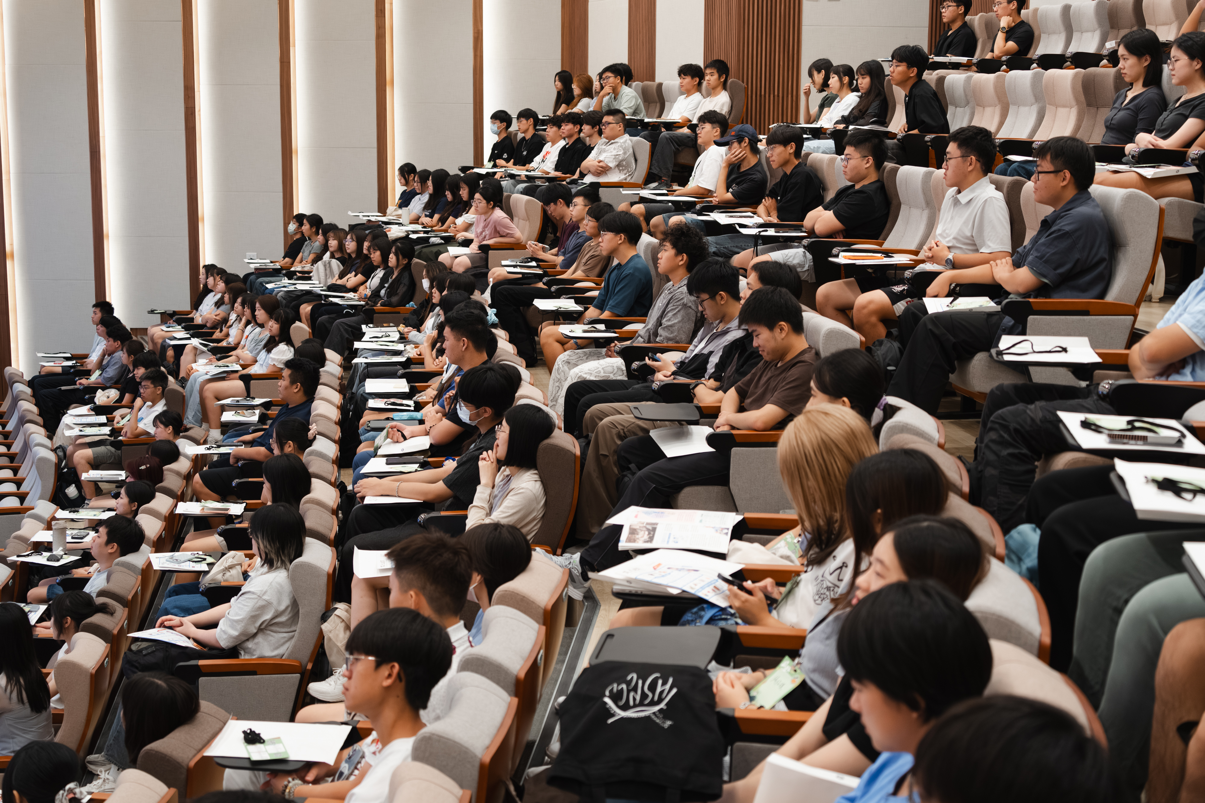 新生們首次進入全新院館，專注聆聽師長與學長姐的分享