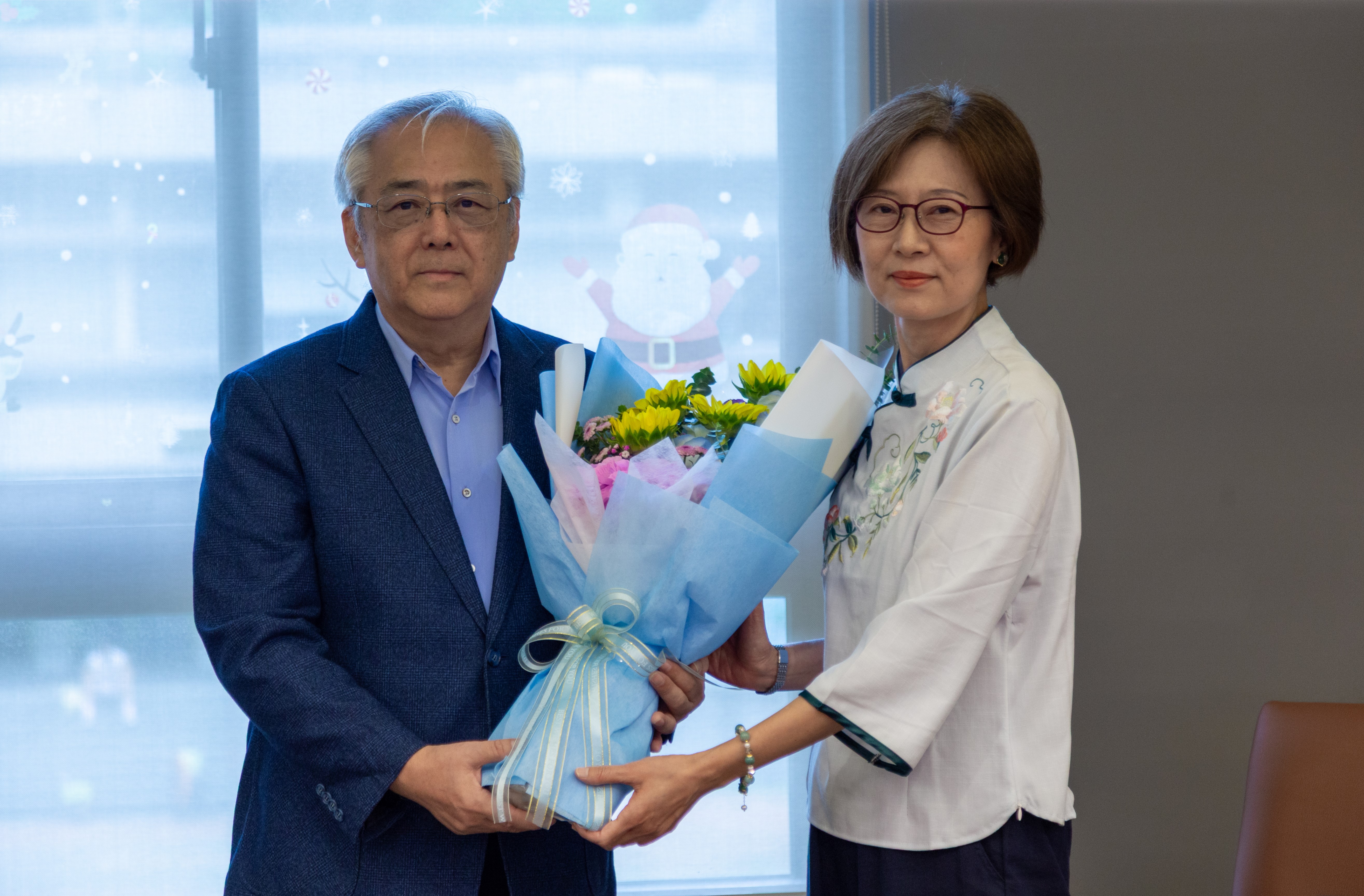 吳瑾瑜院長代表法學院獻花予王海南榮譽教授