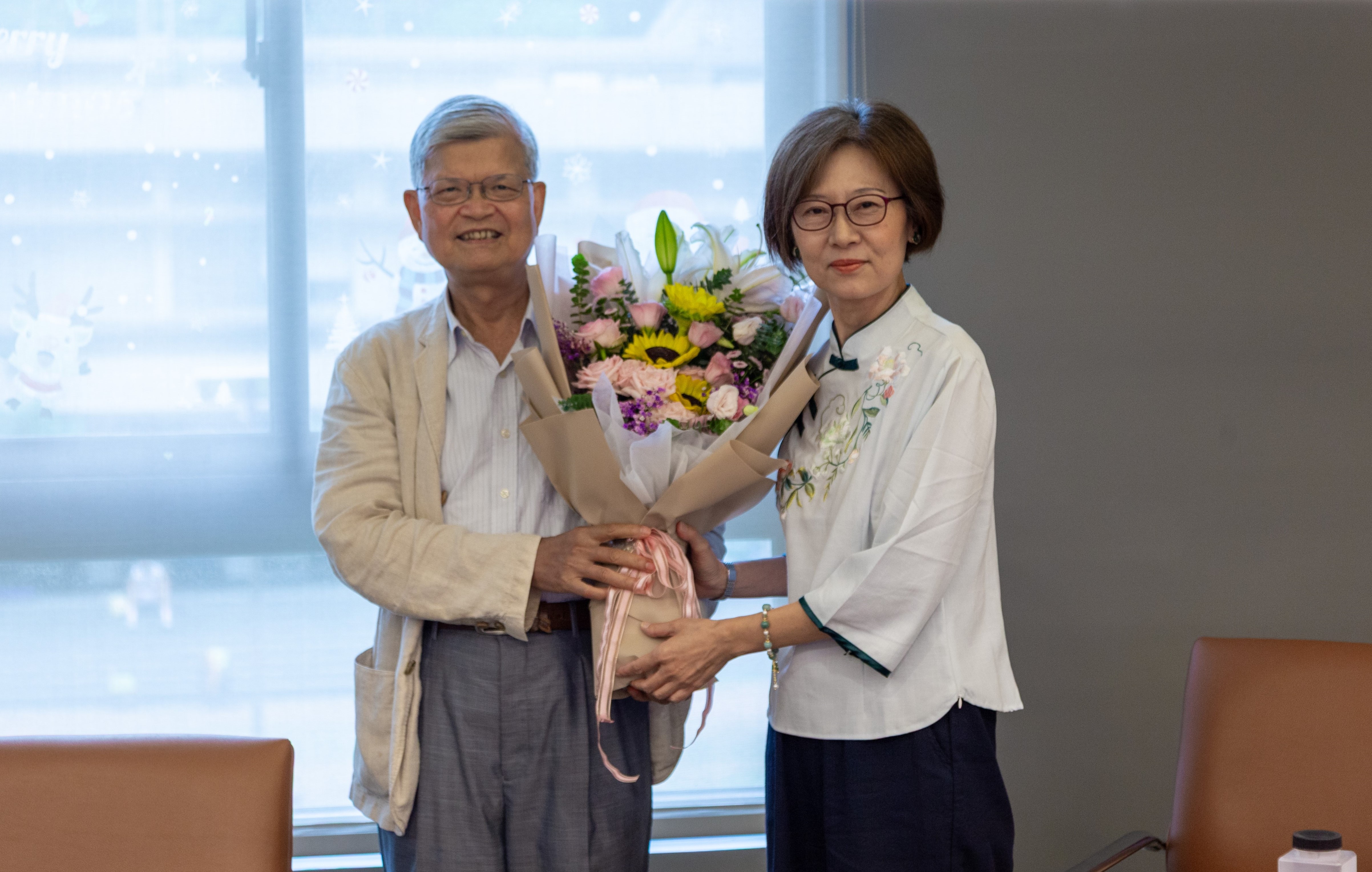吳瑾瑜院長代表法學院獻花予黃源盛講座教授