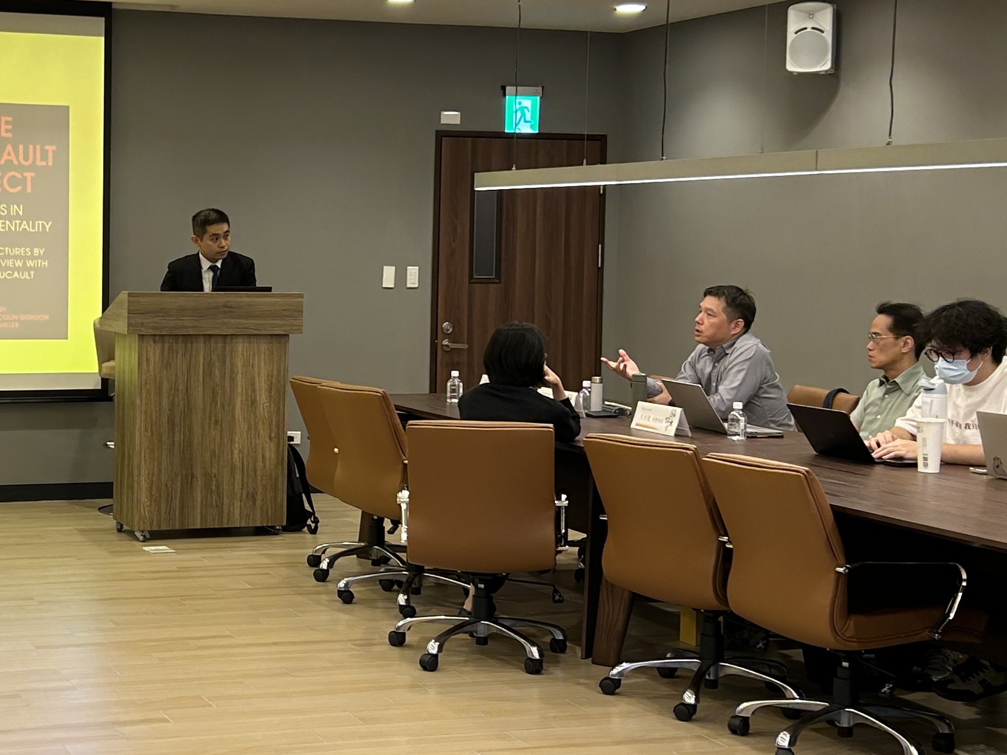 與談人林建中教授提出討論。（左起：林永正博士、臺大國發所張兆恬教授、陽明交大科法所林建中教授、法學院王立達特聘教授）