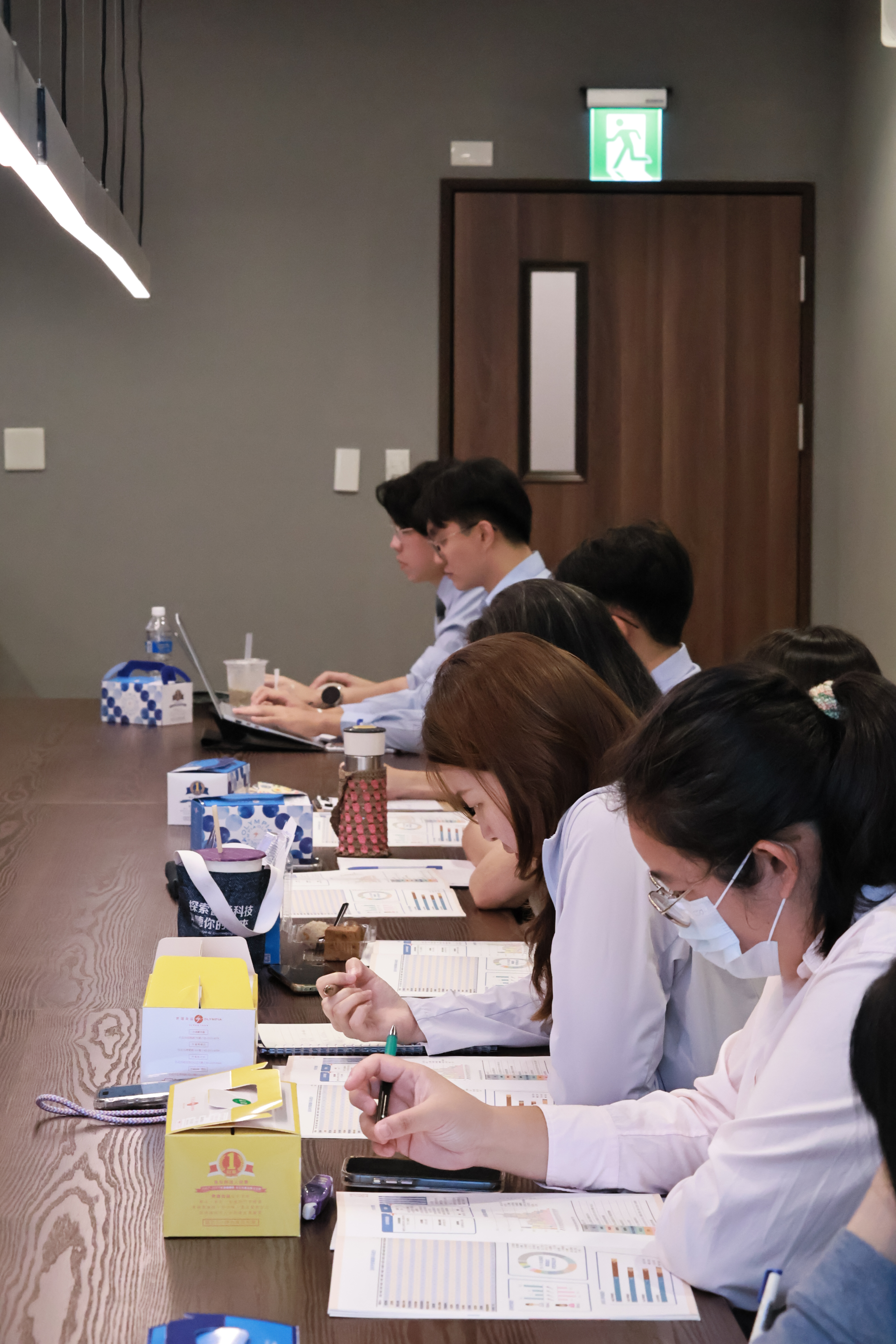 參與說明會同學專注聆聽。