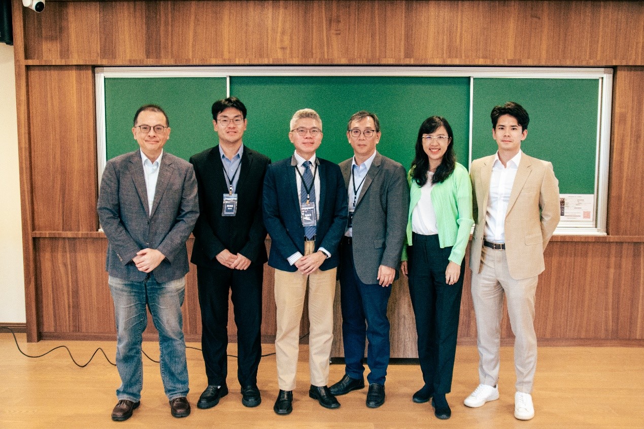 第二場次與會者(左起:沈宗倫特聘教授、陳柏全博士生、陳龍昇副教授、許耀明教授、蔡文宜助理教授、吳力凡財務官) 第二場次與會者(左起:沈宗倫特聘教授、陳柏全博士生、陳龍昇副教授、許耀明教授、蔡文宜助理教授、吳力凡財務官)